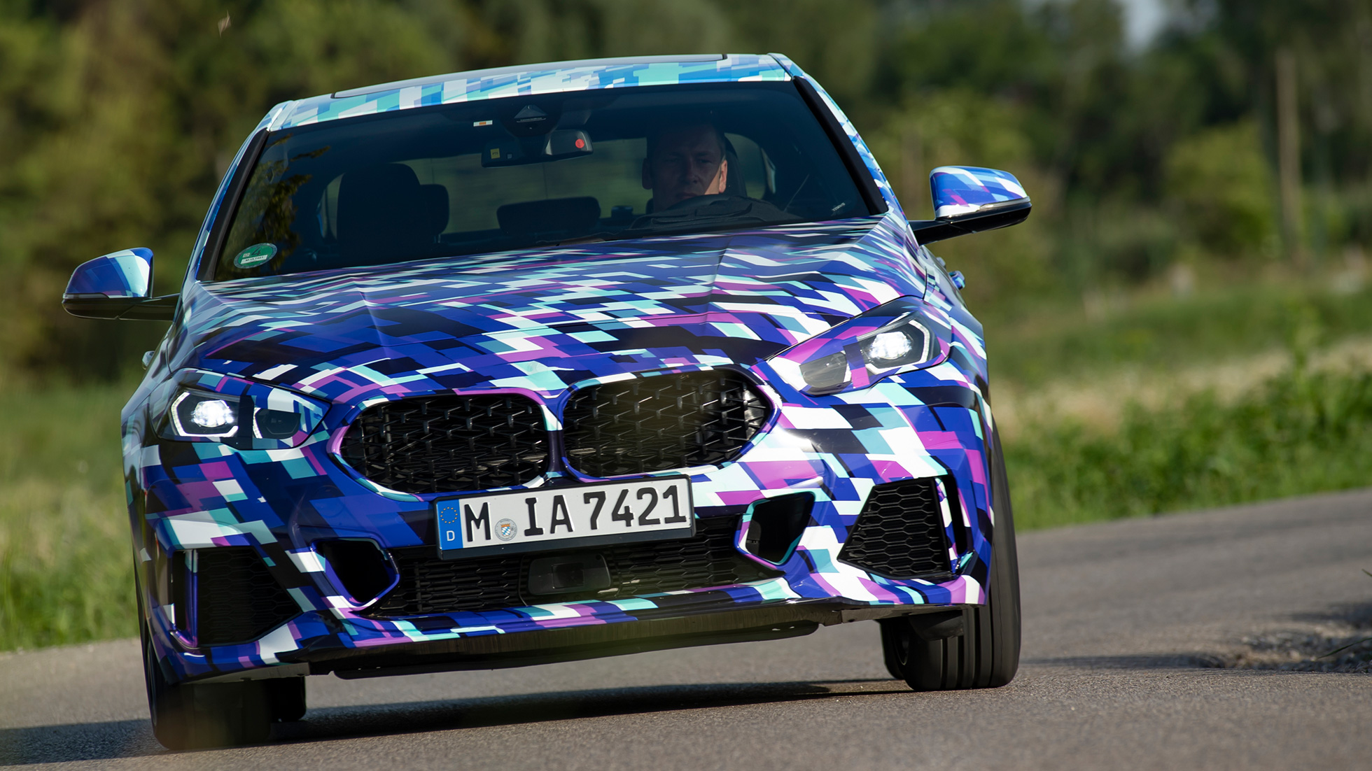 Příď BMW 2 Series Gran Coupé BMW řady 2 Gran Coupé F44 s technologií ARB, pohled zepředu na sportovní design maskovaného prototyp