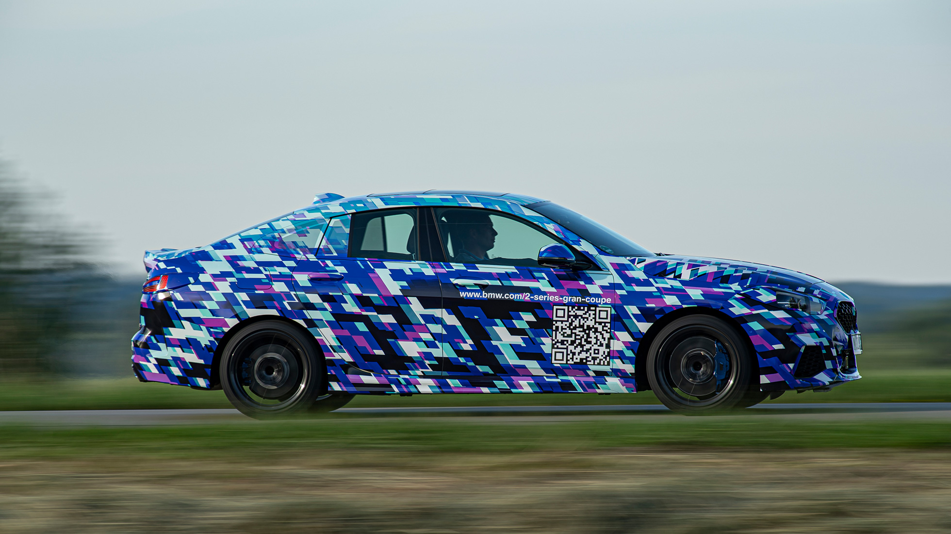 Coupé silueta BMW 2 Series Gran Coupé BMW řady 2 Gran Coupé F44 2020, pohled z boku na maskovaný prototyp