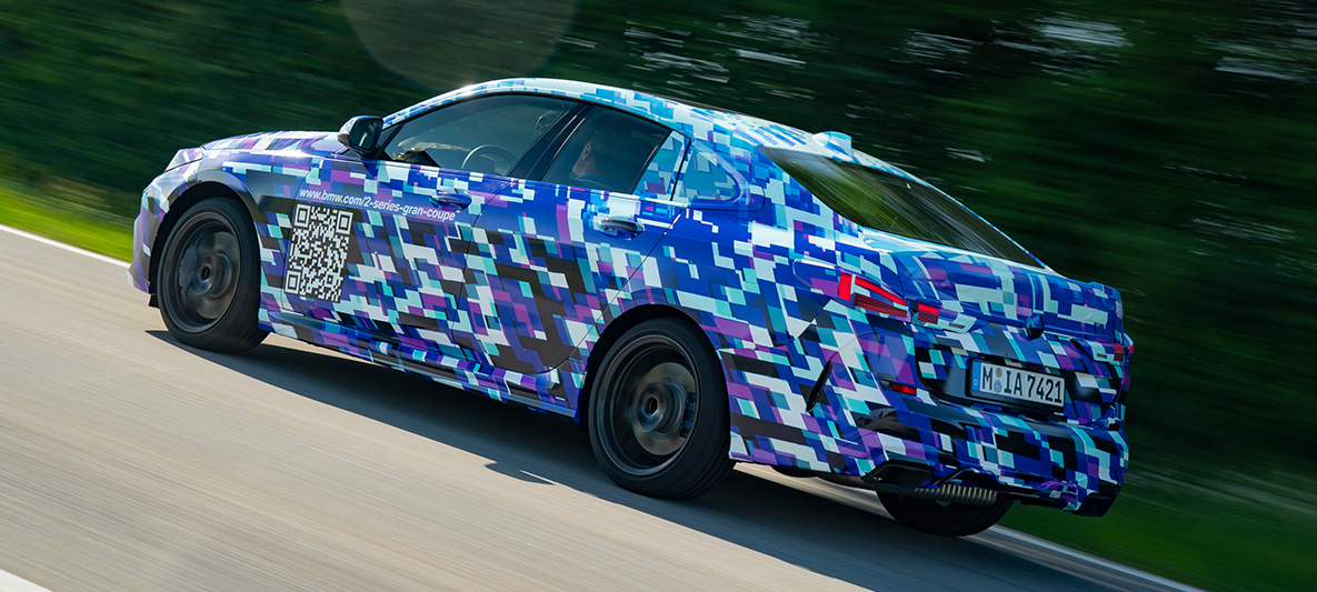 Jízdní dynamika BMW 2 Series Gran Coupé BMW řady 2 Gran Coupé F44, BMW M235i xDrive, tříčtvrteční pohled z boku na jedoucí maskovaný prototyp