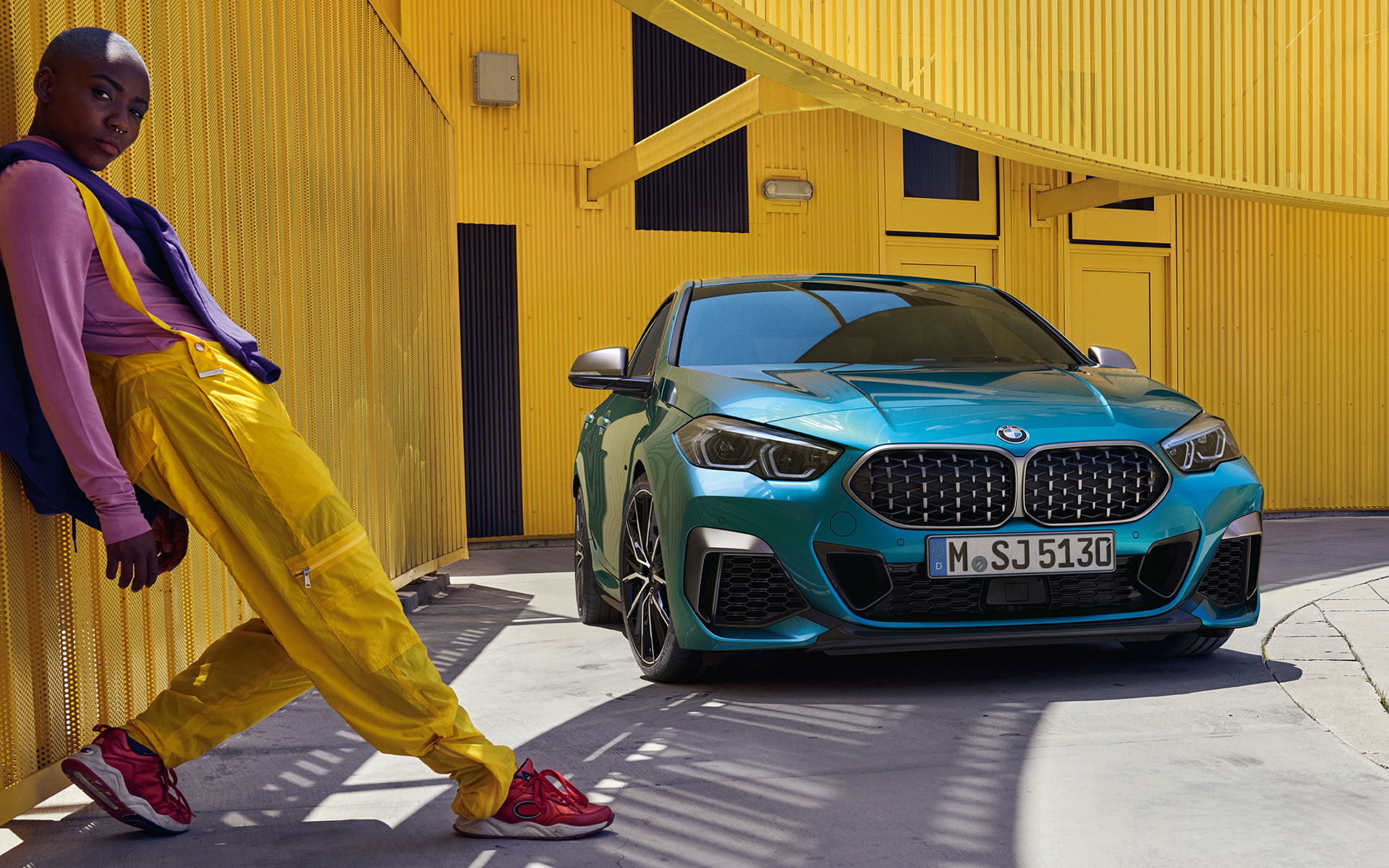 BMW řady 2 Gran Coupé F44 maska chladiče ve tvaru ledvinek s mřížkovaným designem metalický lak Snapper Rocks Blue (modrá) tříčtvrteční pohled zepředu