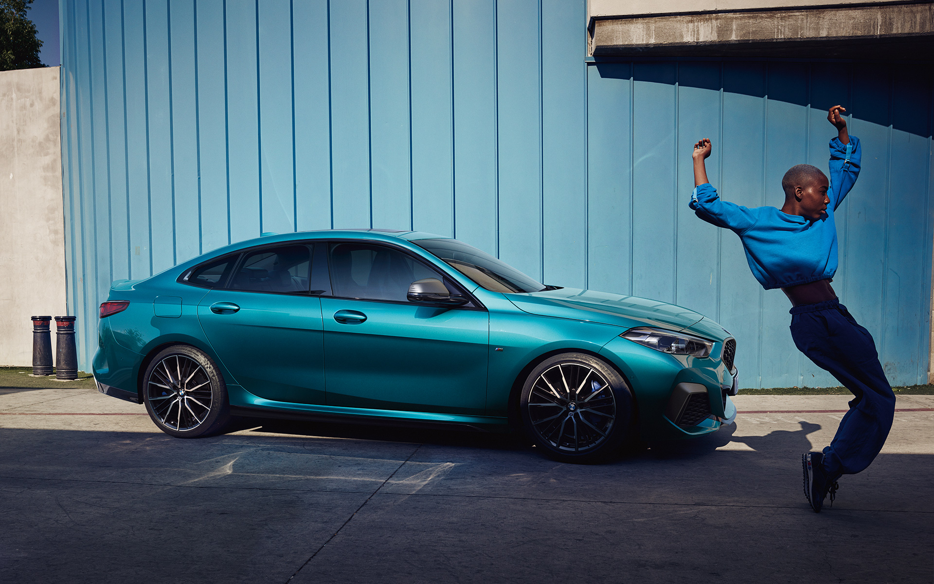 Atraktivní silueta coupé BMW řady 2 Gran Coupé F44 metalický lak Snapper Rocks Blue (modrá) z boku