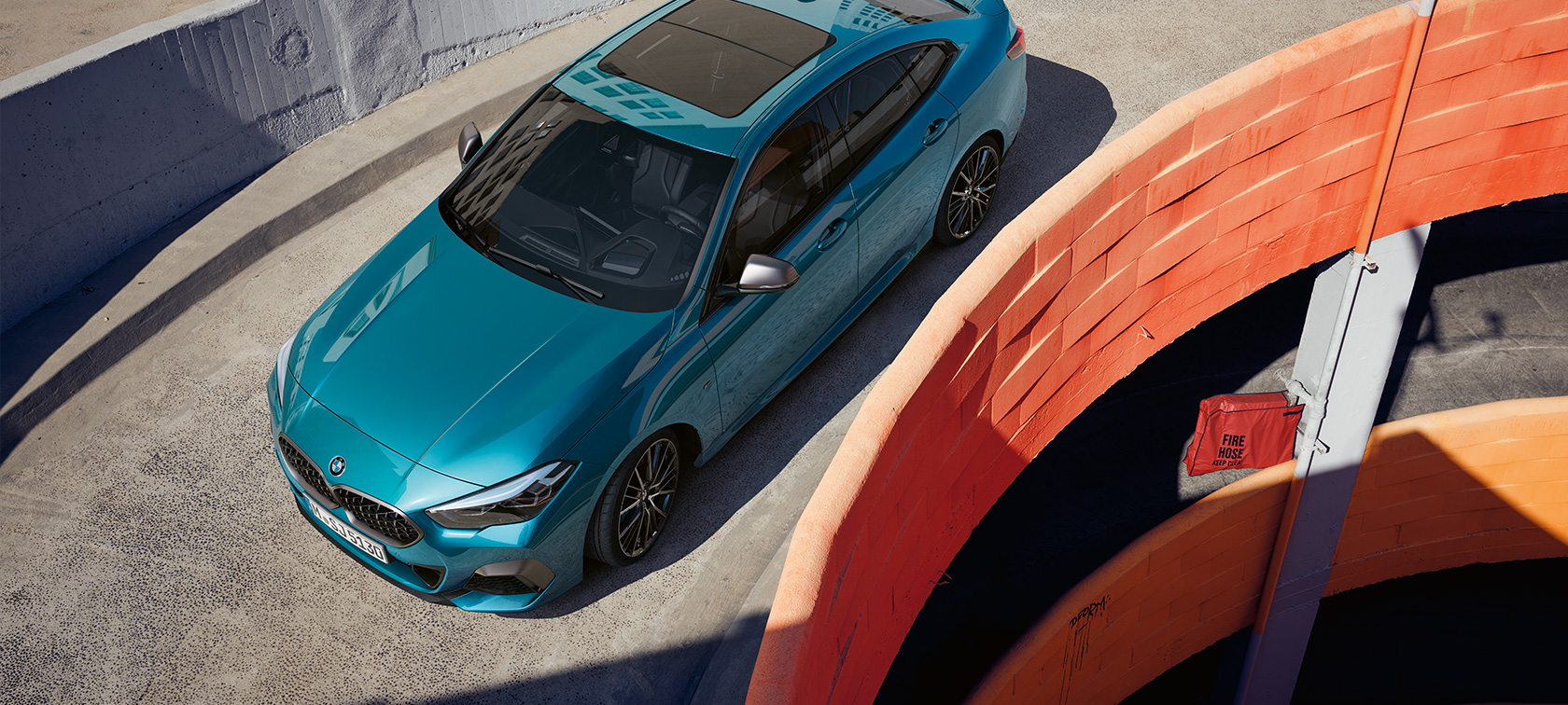 BMW řady 2 Gran Coupé F44, tříčtvrteční pohled zepředu seshora BMW řady 2 Gran Coupé F442018 modrý metalický lak Snapper Rocks tříčtvrteční pohled zepředu seshora na střechu