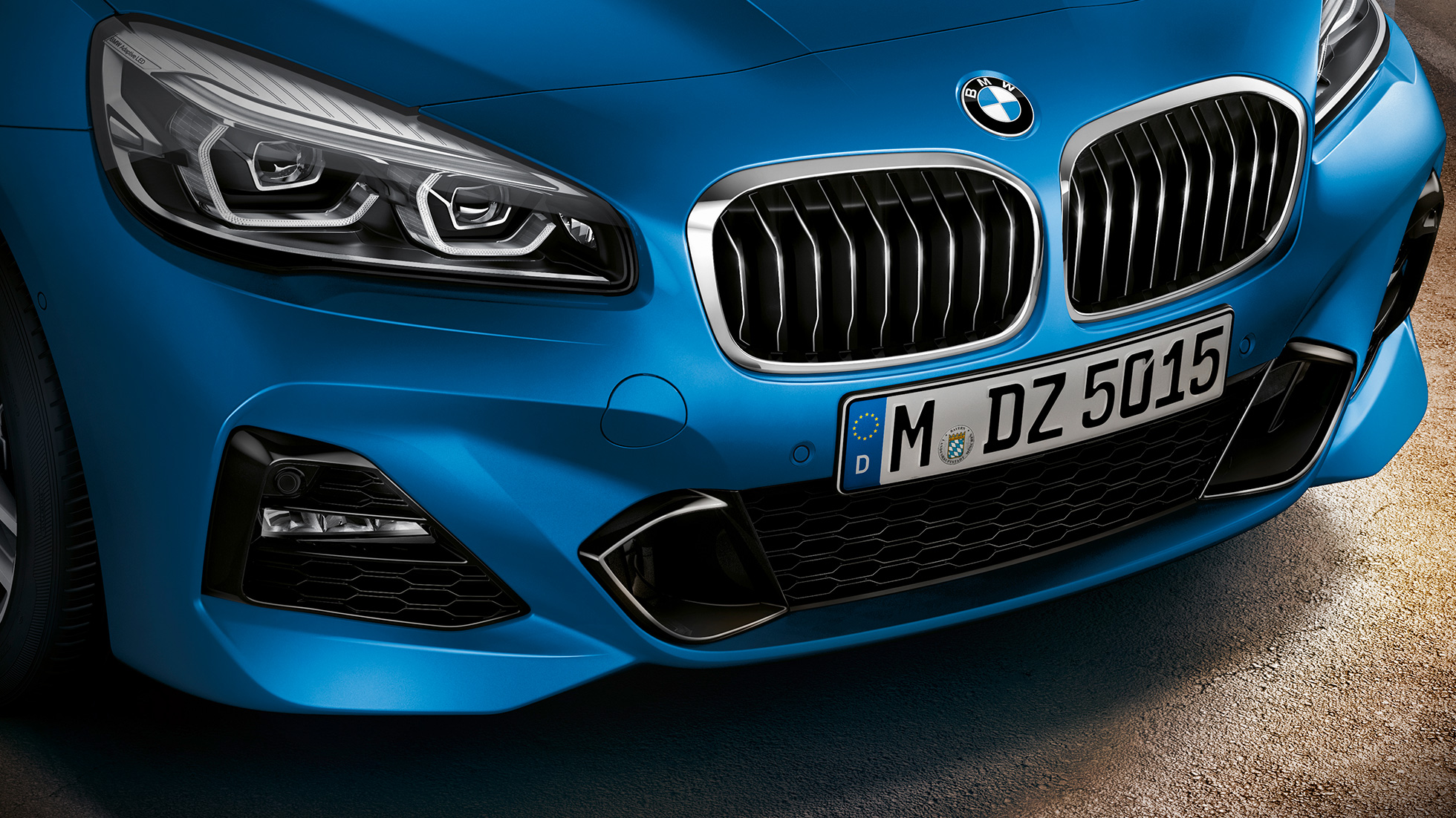 Maska chladiče ve tvaru ledvinek BMW řady 2 Gran Tourer Maska chladiče ve tvaru ledvinek BMW řady 2 Gran Tourer F46 2018 v metalické barvě Misano Blue (modrá) v detailním pohledu