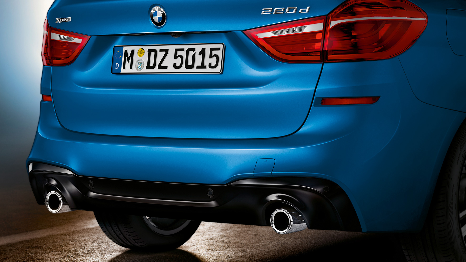 Zadní část BMW řady 2 Gran Tourer Zadní část BMW řady 2 Gran Tourer F46 2018 v metalické barvě Misano Blue (modrá) v detailním pohledu