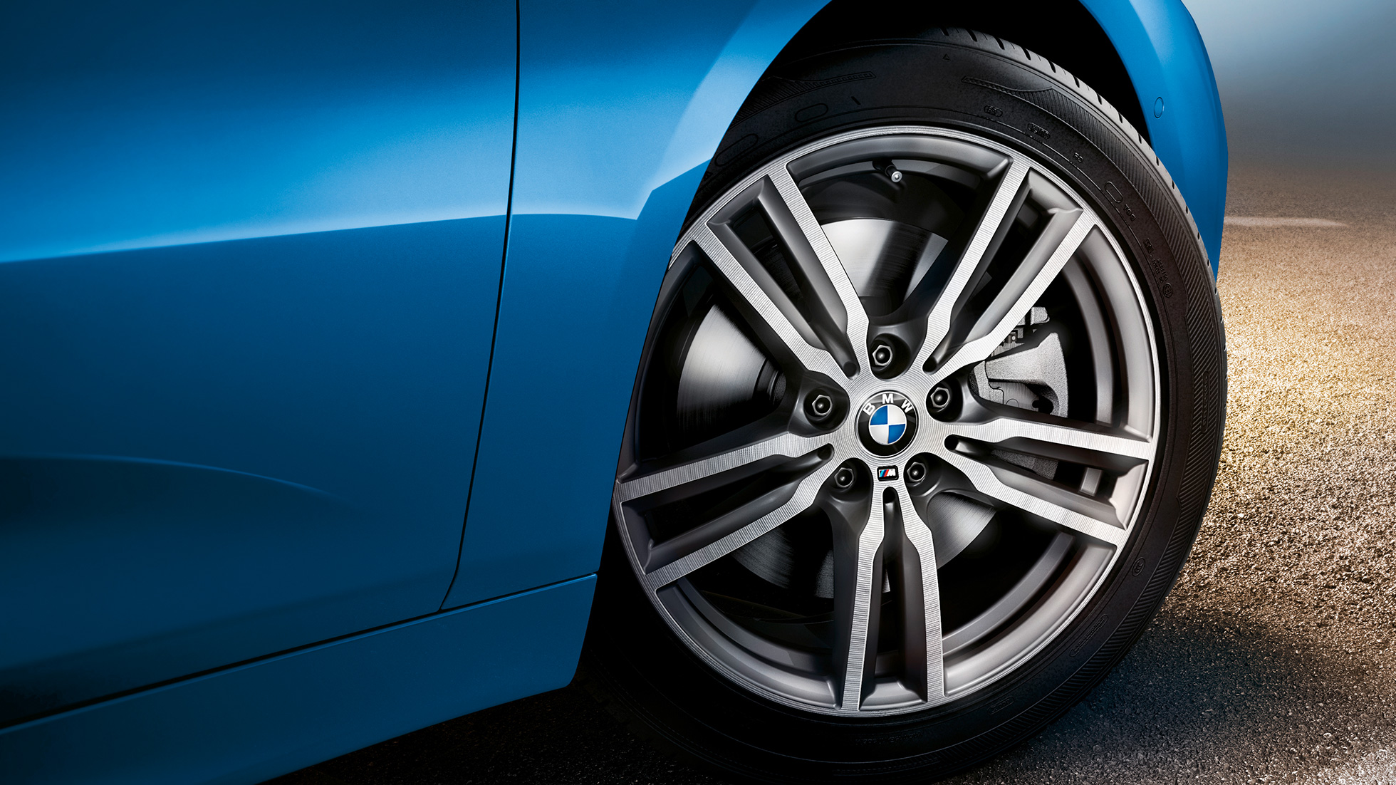 Kola z lehké slitiny BMW řady 2 Gran Tourer Kola z lehké slitiny BMW řady 2 Gran Tourer F46 2018 v metalické barvě Misano Blue (modrá) v detailním pohledu
