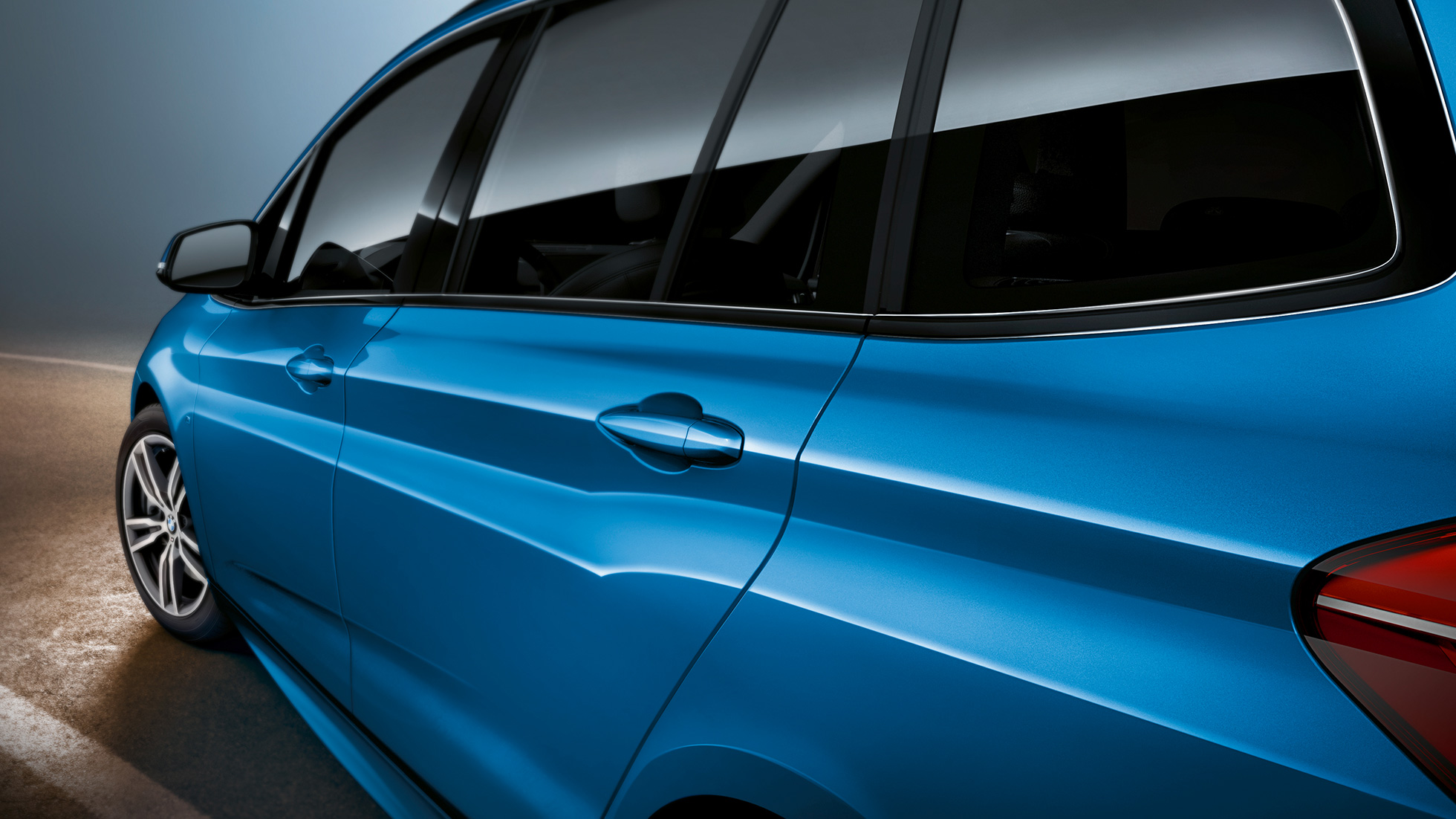 Boční část BMW řady 2 Gran Tourer Boční část BMW řady 2 Gran Tourer F46 2018 v metalické barvě Misano Blue (modrá) v detailním pohledu