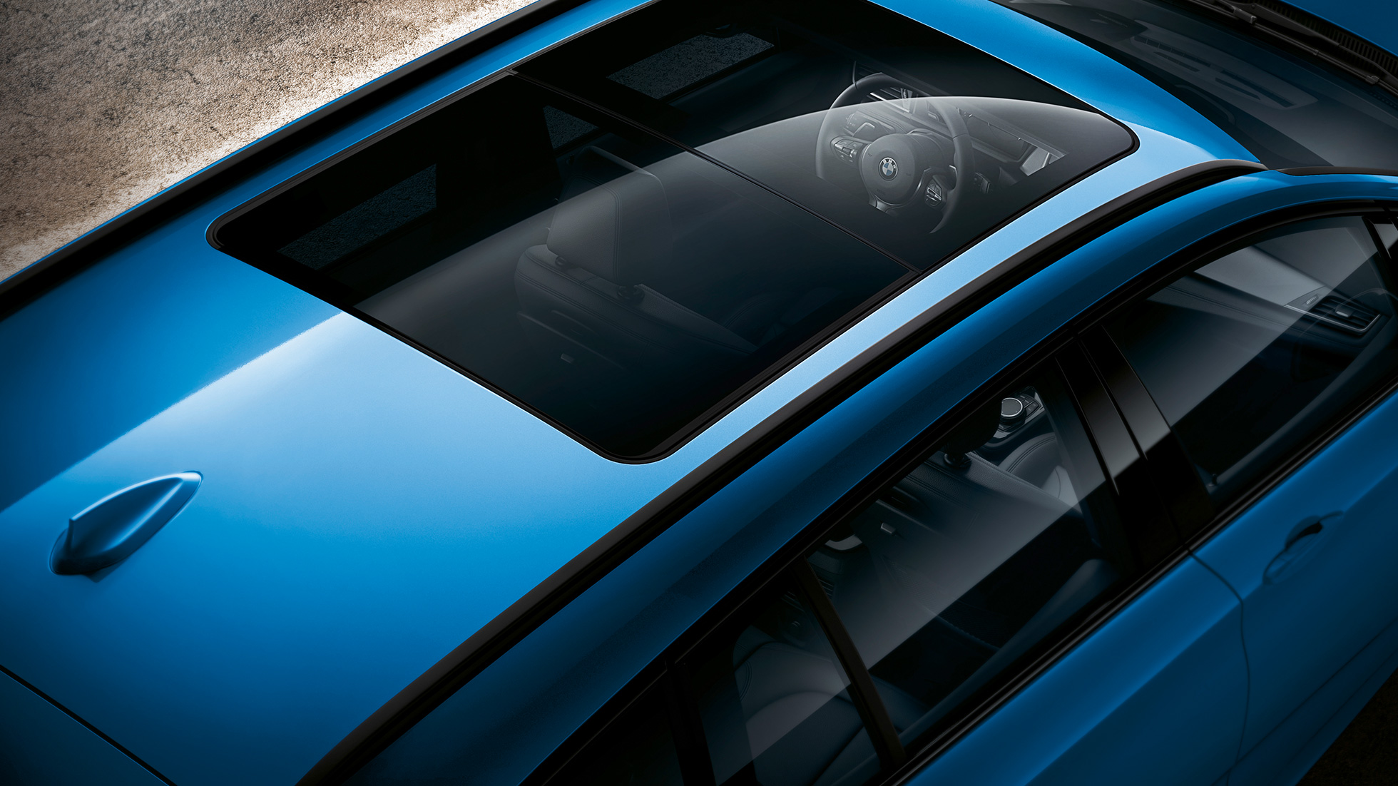 Panoramatická skleněná střecha BMW řady 2 Gran Tourer Panoramatická skleněná střecha BMW řady 2 Gran Tourer F46 2018 v metalické barvě Misano Blue (modrá) z ptačí perspektivy