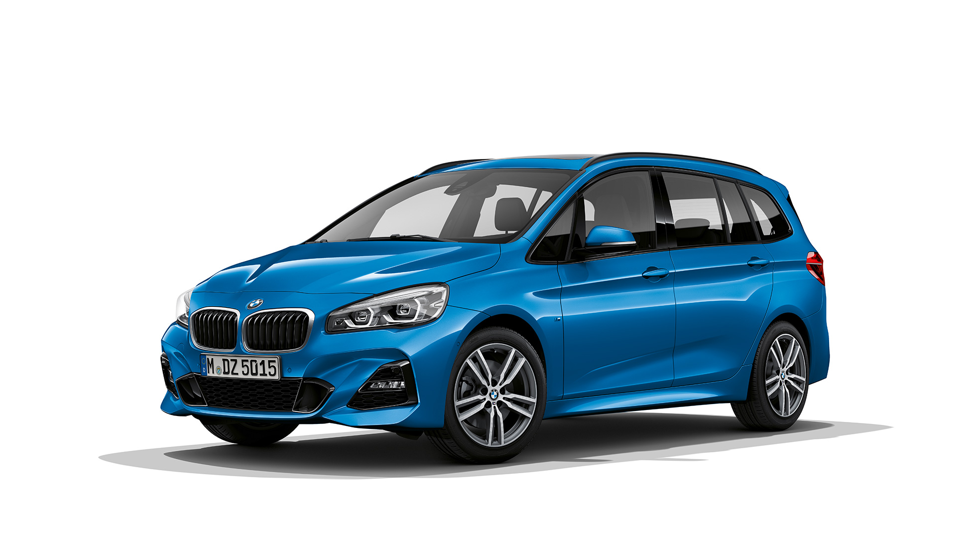 Tříčtvrteční pohled zepředu BMW řady 2 Gran Tourer Model M Sport BMW řady 2 Gran Tourer 220d xDrive Model M Sport F46 v metalické barvě Misano Blue (modrá) ze tříčtvrtečního pohledu zepředu