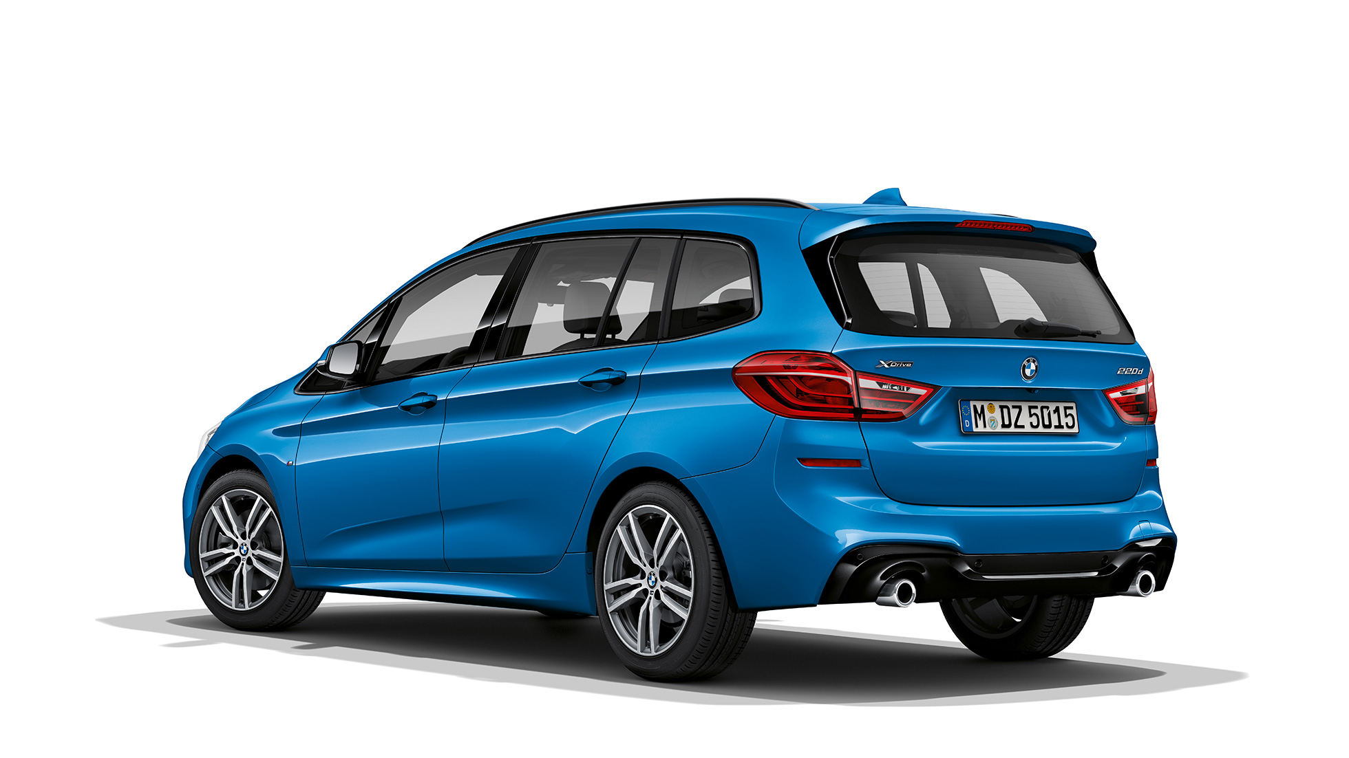 Tříčtvrteční pohled zezadu BMW řady 2 Gran Tourer Model M Sport BMW řady 2 Gran Tourer 220d xDrive Model M Sport F46 2018 v metalické barvě Misano Blue (modrá) ze tříčtvrtečního pohledu zezadu