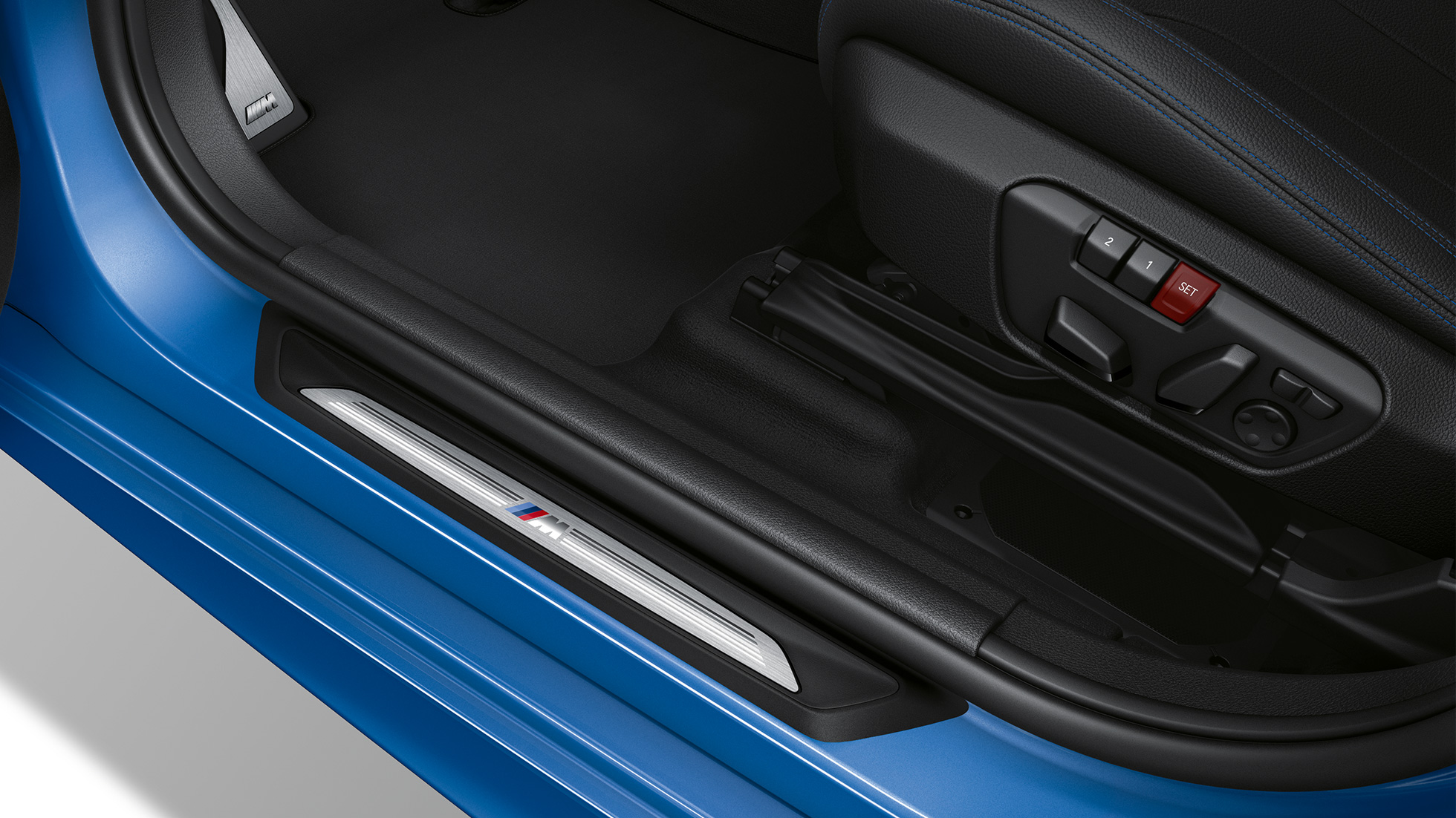 Prahové lišty BMW řady 2 Gran Tourer Model M Sport Prahové lišty BMW řady 2 Gran Tourer 220d xDrive Model M Sport F46 2018 v metalické barvě Estoril Blue (modrá) v detailním pohledu