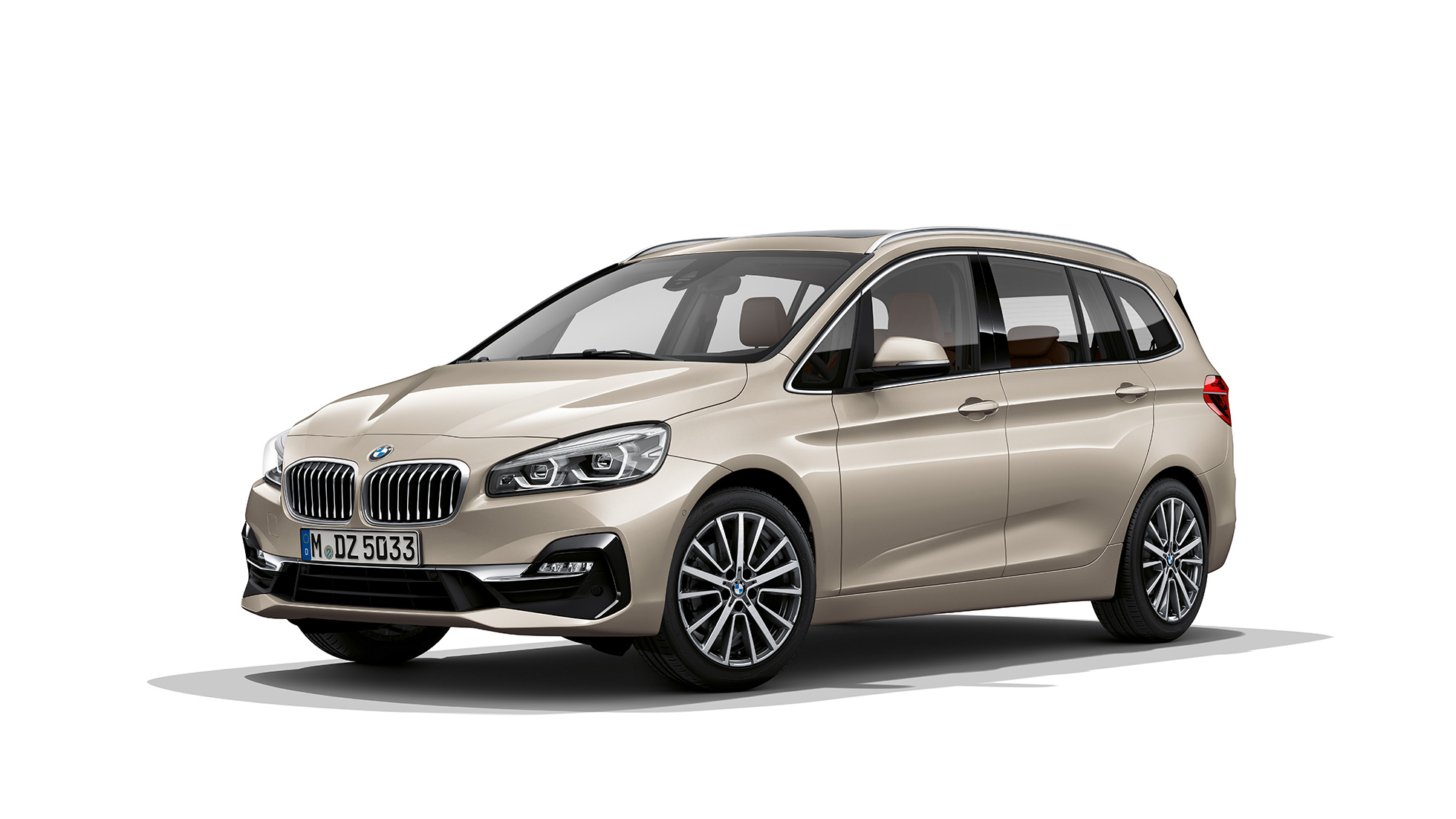 Tříčtvrteční pohled zepředu BMW řady 2 Gran Tourer Luxury Line BMW řady 2 Gran Tourer 218d xDrive Model Luxury Line F46 2018 v metalické barvě Jucaro Beige (béžová) ze tříčtvrtečního pohledu zepředu
