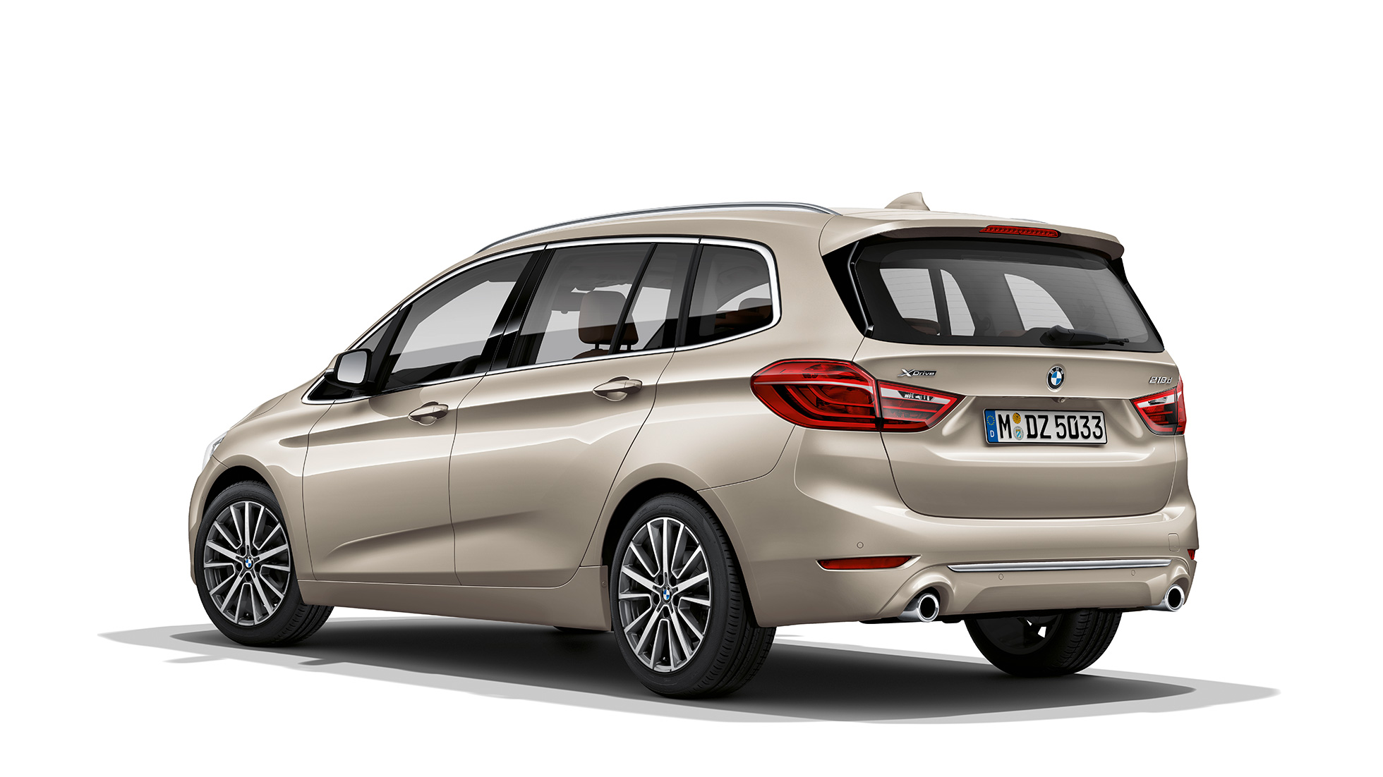 Tříčtvrteční pohled zezadu BMW řady 2 Gran Tourer Model Luxury Line BMW řady 2 Gran Tourer 218d xDrive Model Luxury Line F46 2018 v metalické barvě Jucaro Beige (béžová) ze tříčtvrtečního pohledu zezadu