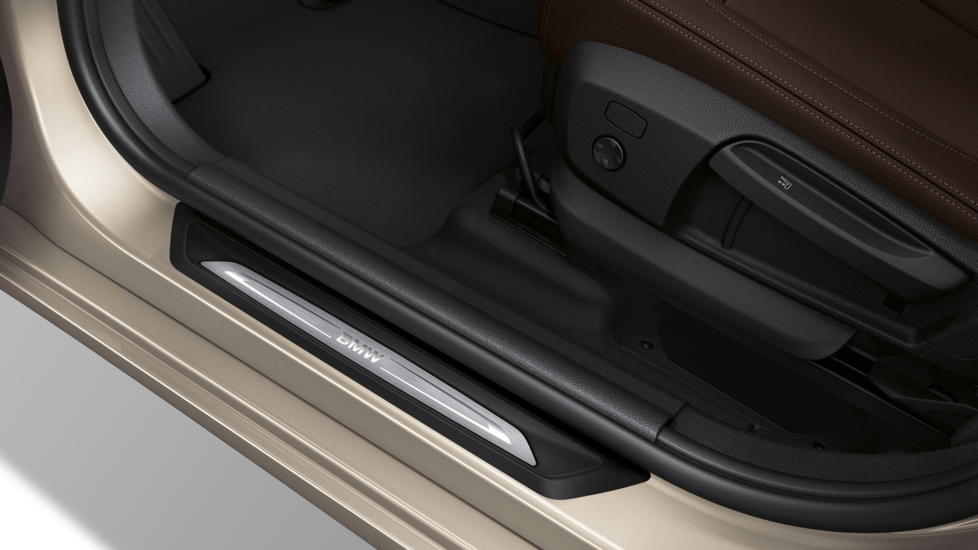 Prahové lišty BMW řady 2 Gran Tourer Model Luxury Line Prahové lišty BMW řady 2 Gran Tourer 218d xDrive Model M Sport F46 2018 v metalické barvě Jucaro Beige (béžová) v detailním pohledu