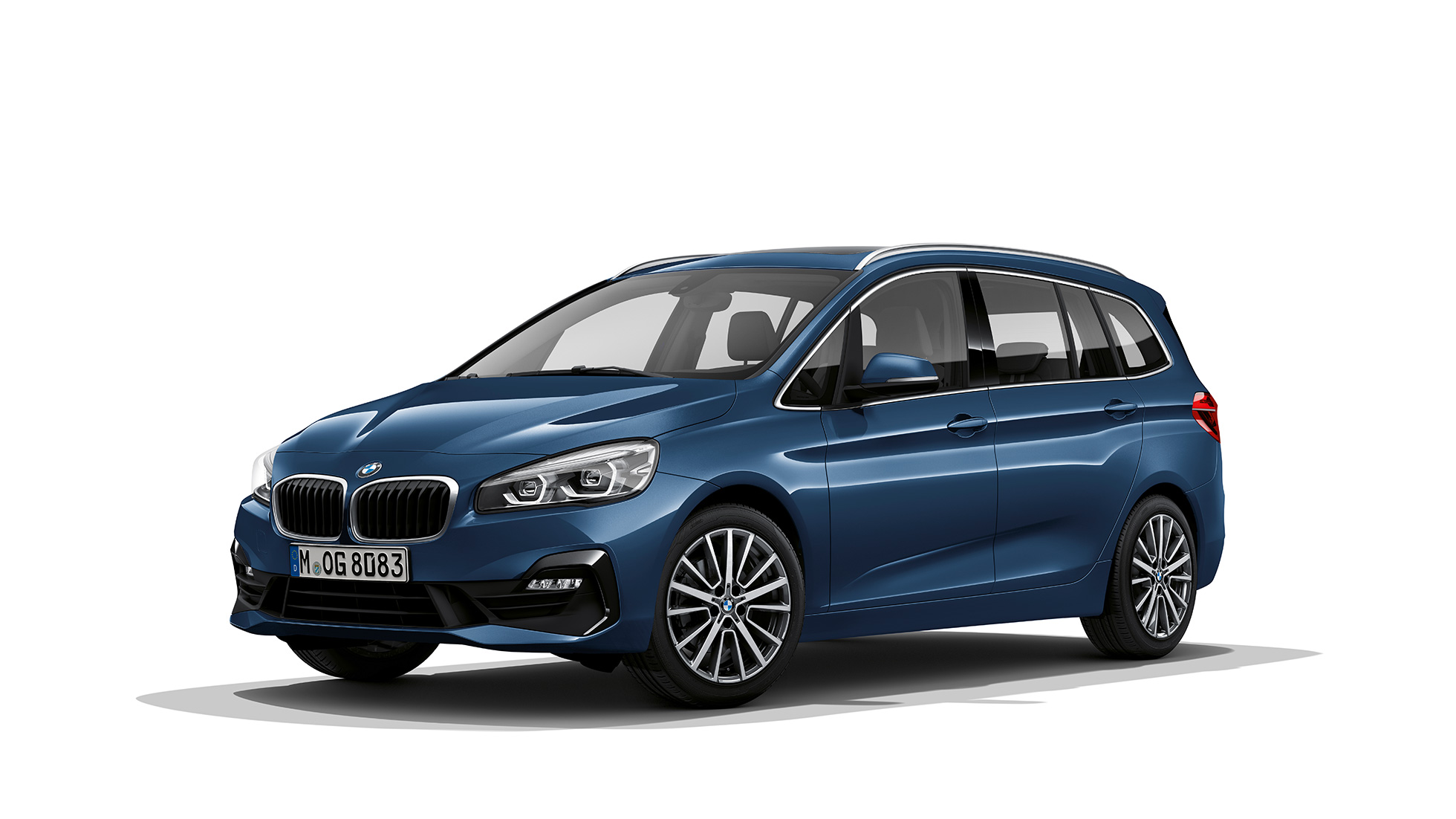 Tříčtvrteční pohled zepředu BMW řady 2 Gran Tourer BMW řady 2 Gran Tourer 218i F46 2018 v metalické barvě Mediterranean Blue (modrá) ze tříčtvrtečního pohledu zepředu