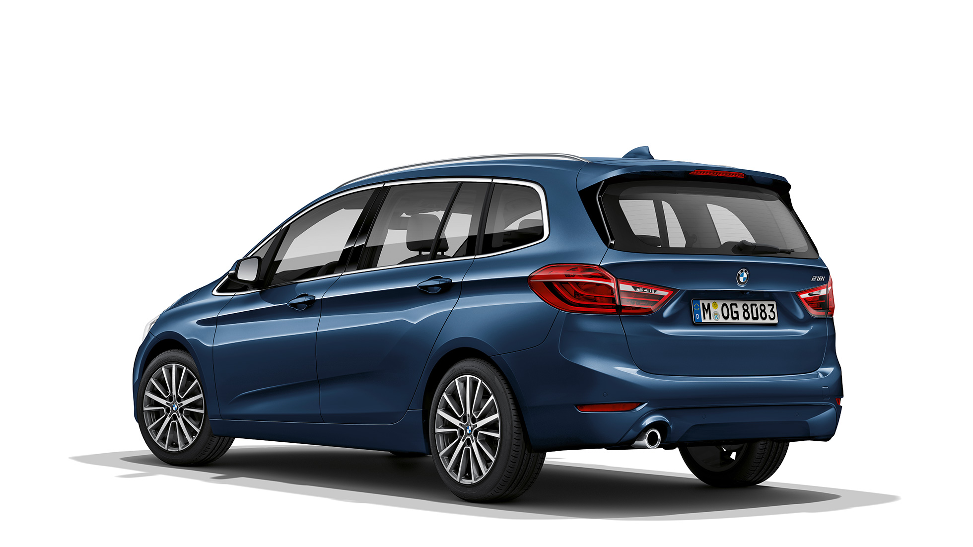 Tříčtvrteční pohled zezadu BMW řady 2 Gran Tourer Model Advantage BMW řady 2 Gran Tourer 218i F46 2018 v metalické barvě Mediterranean Blue (modrá) ze tříčtvrtečního pohledu zezadu