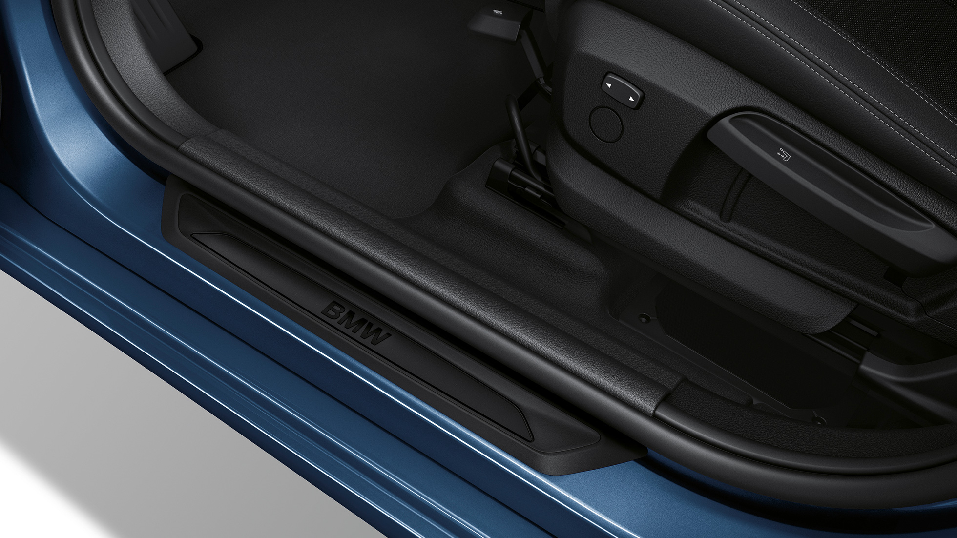 Prahové lišty BMW řady 2 Gran Tourer Model Advantage Prahové lišty BMW řady 2 Gran Tourer 218i F46 2018 v metalické barvě Mediterranean Blue (modrá) v detailním pohledu
