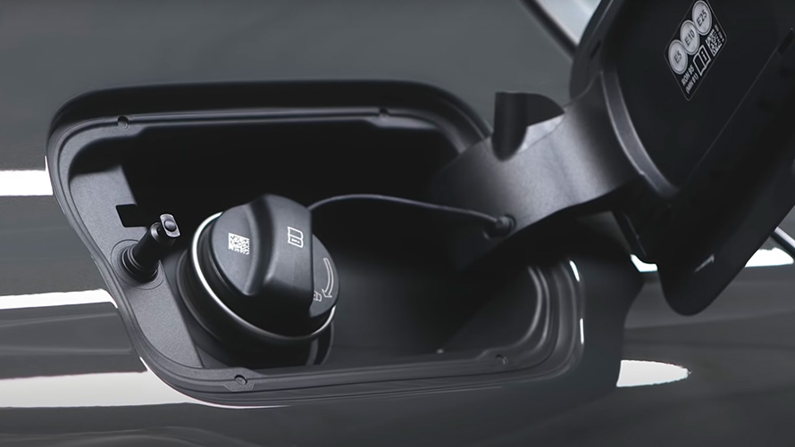 Detail na plnicí hrdlo nádrže plug-in hybridního BMW BMW řady 3 Sedan G20 detail na plnicí hrdlo nádrže plug-in hybridního BMW