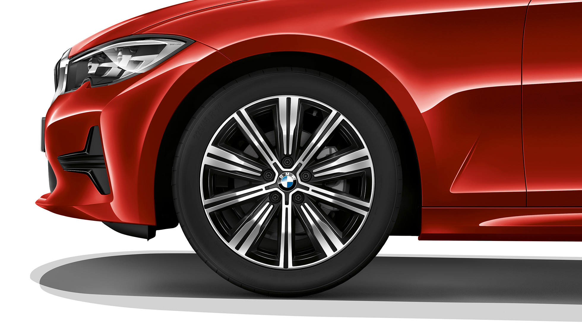 BMW řady 3 Sedan, kola z lehké slitiny modelu Advantage Detailní pohled na kola z lehké slitiny BMW řady 3 Sedan v provedení Model Advantage.