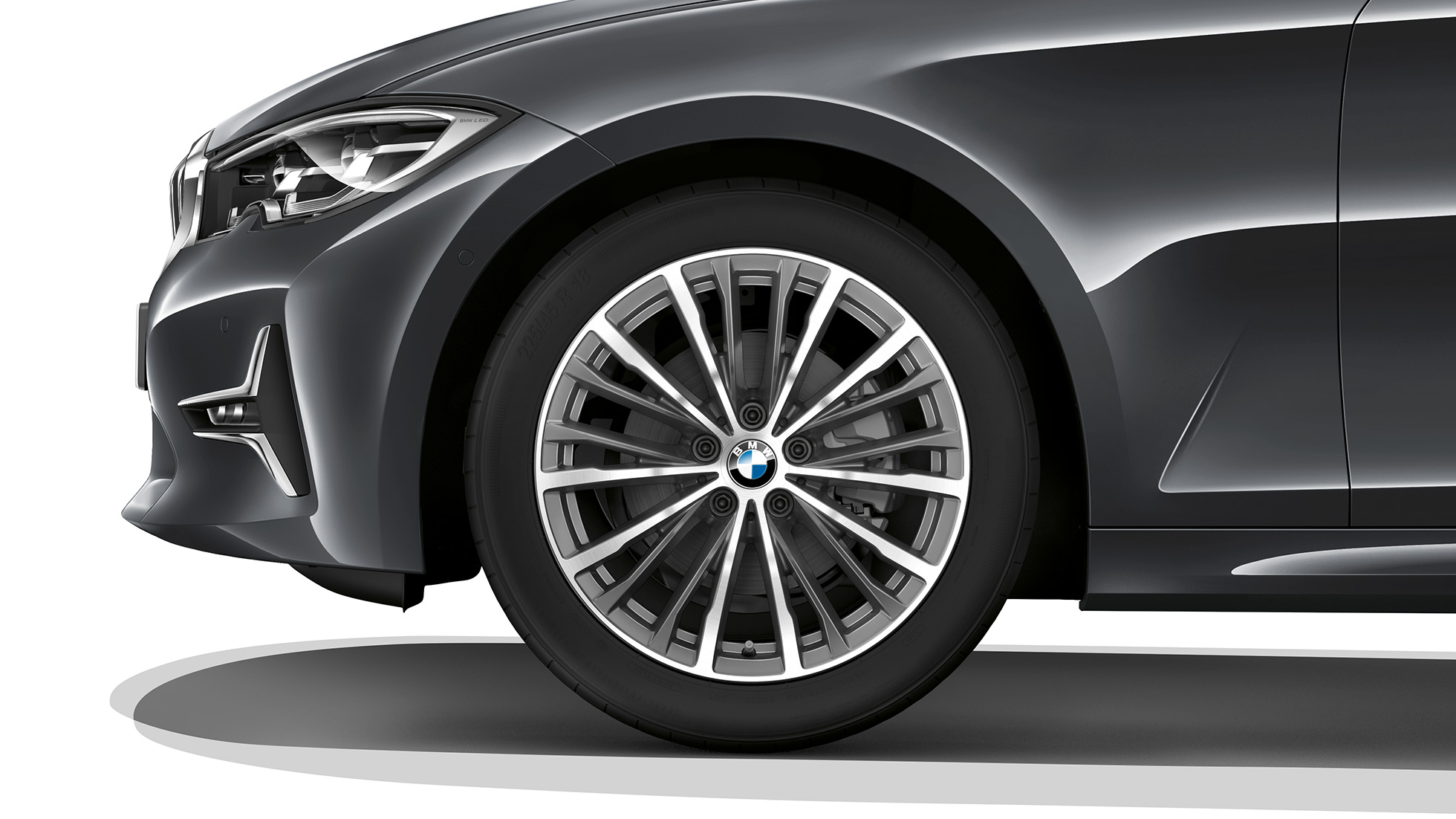 BMW řady 3 Sedan, kola z lehké slitiny Modelu Luxury Line. Detailní pohled na kola z lehké slitiny BMW řady 3 Sedan v provedení Model Luxury Line.
