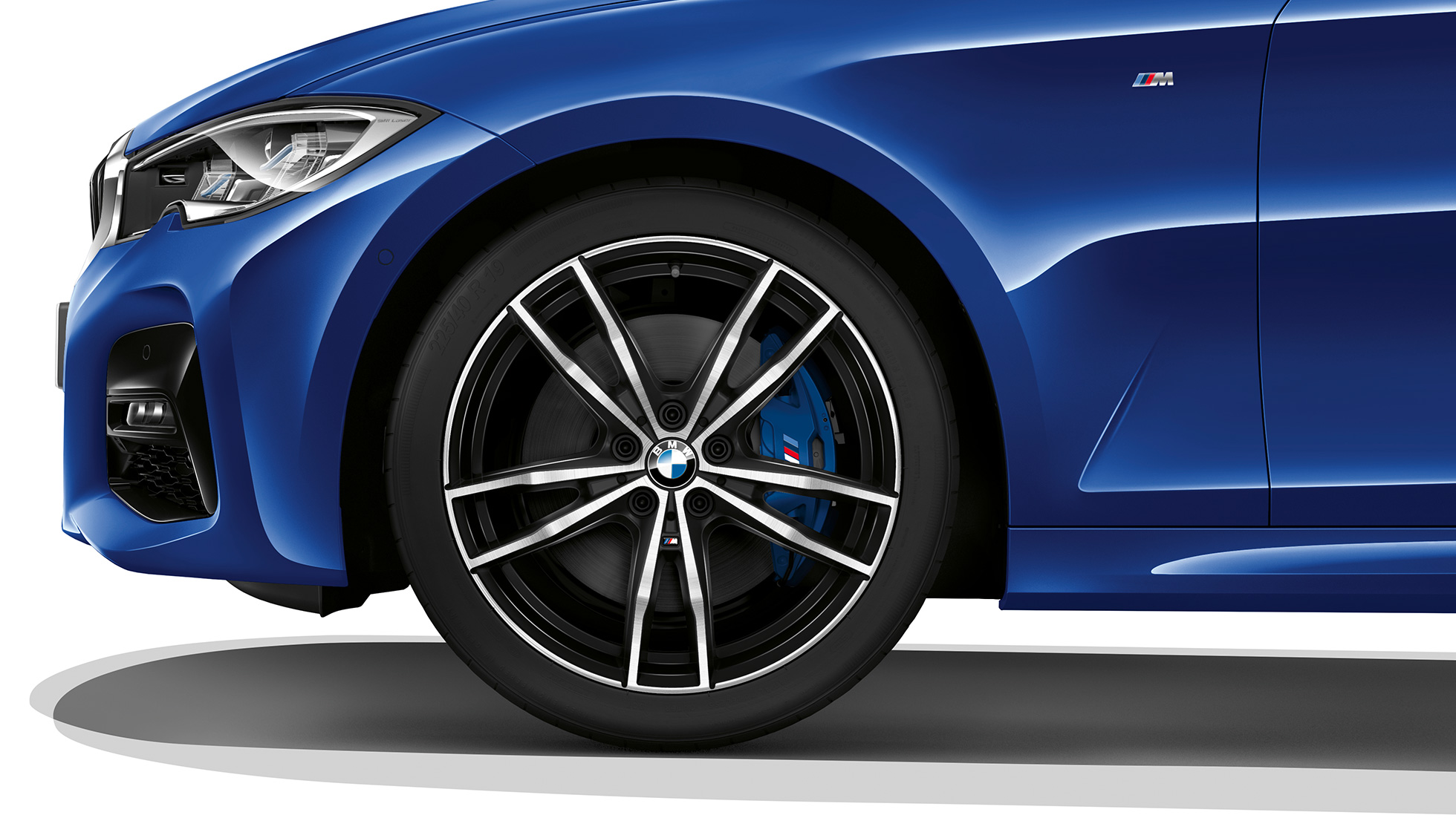 BMW řady 3 Sedan, kola z lehké slitiny modelu M Sport Detailní pohled na kola z lehké slitiny BMW řady 3 Sedan v provedení Model M Sport.