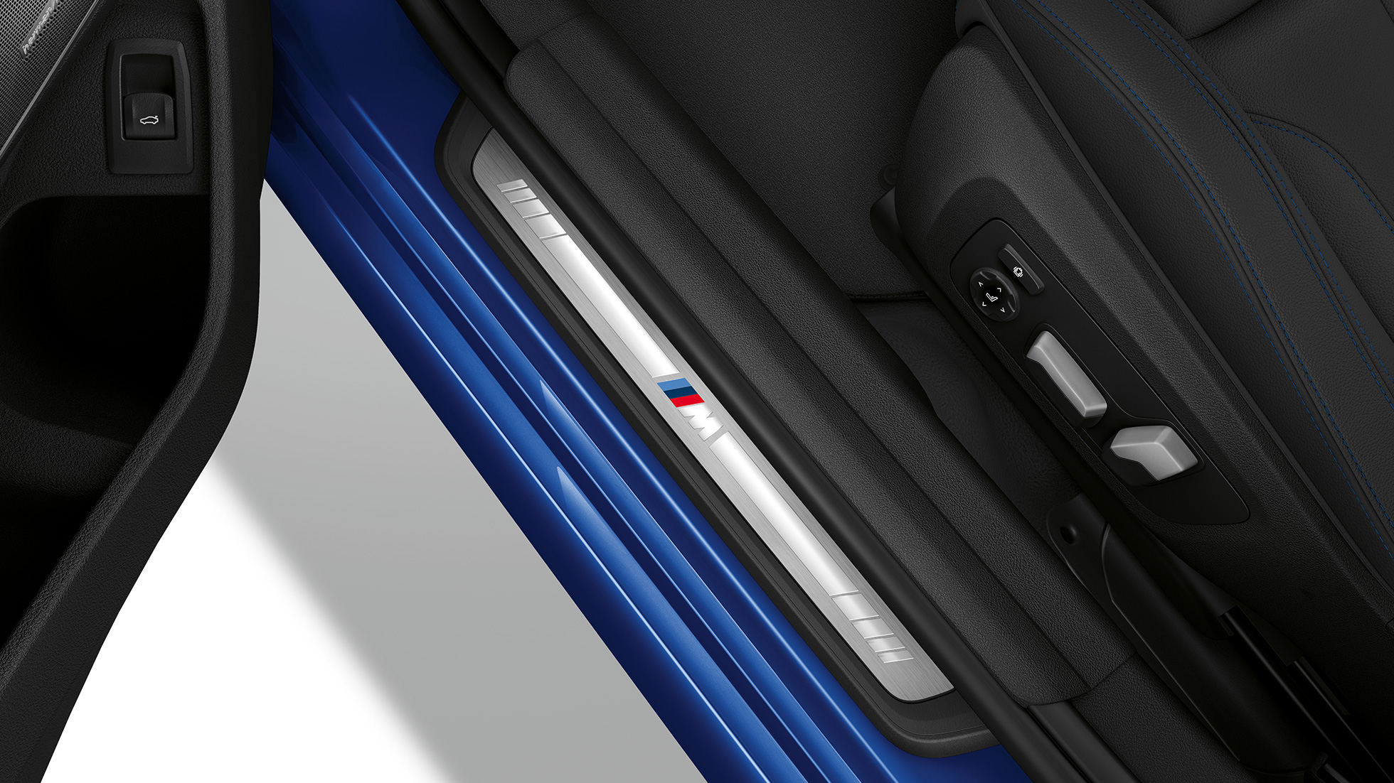 BMW řady 3 Sedan, prahové lišty Modelu M Sport Pohled shora na prahové lišty BMW řady 3 Sedan v provedení Model M Sport.