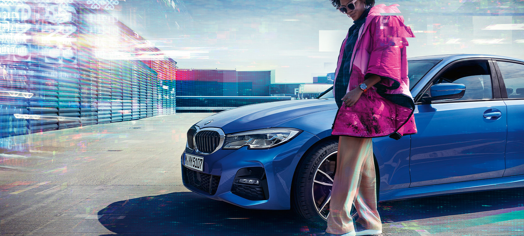 Tříčtvrteční pohled zepředu BMW řady 3 Sedan BMW 330i Sedan G20 BMW řady 3 Sedan BMW 330i Sedan G20 v metalické barvě Portimao Blue (modrá) ze tříčtvrtečního pohledu zepředu