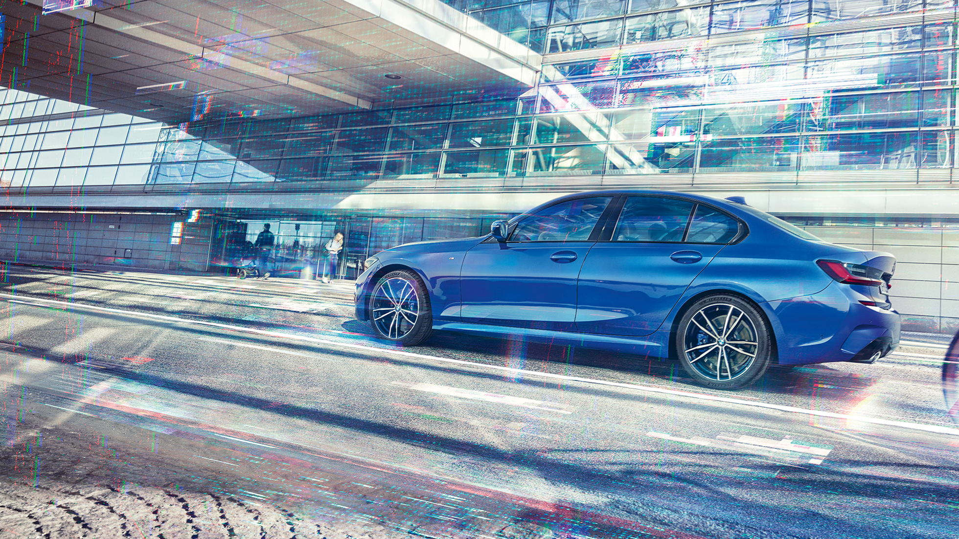 BMW řady 3 Sedan, pohled z boku. Statický záběr z boku na BMW řady 3 Sedan, stojící ve dne pod prosklenou budovou.