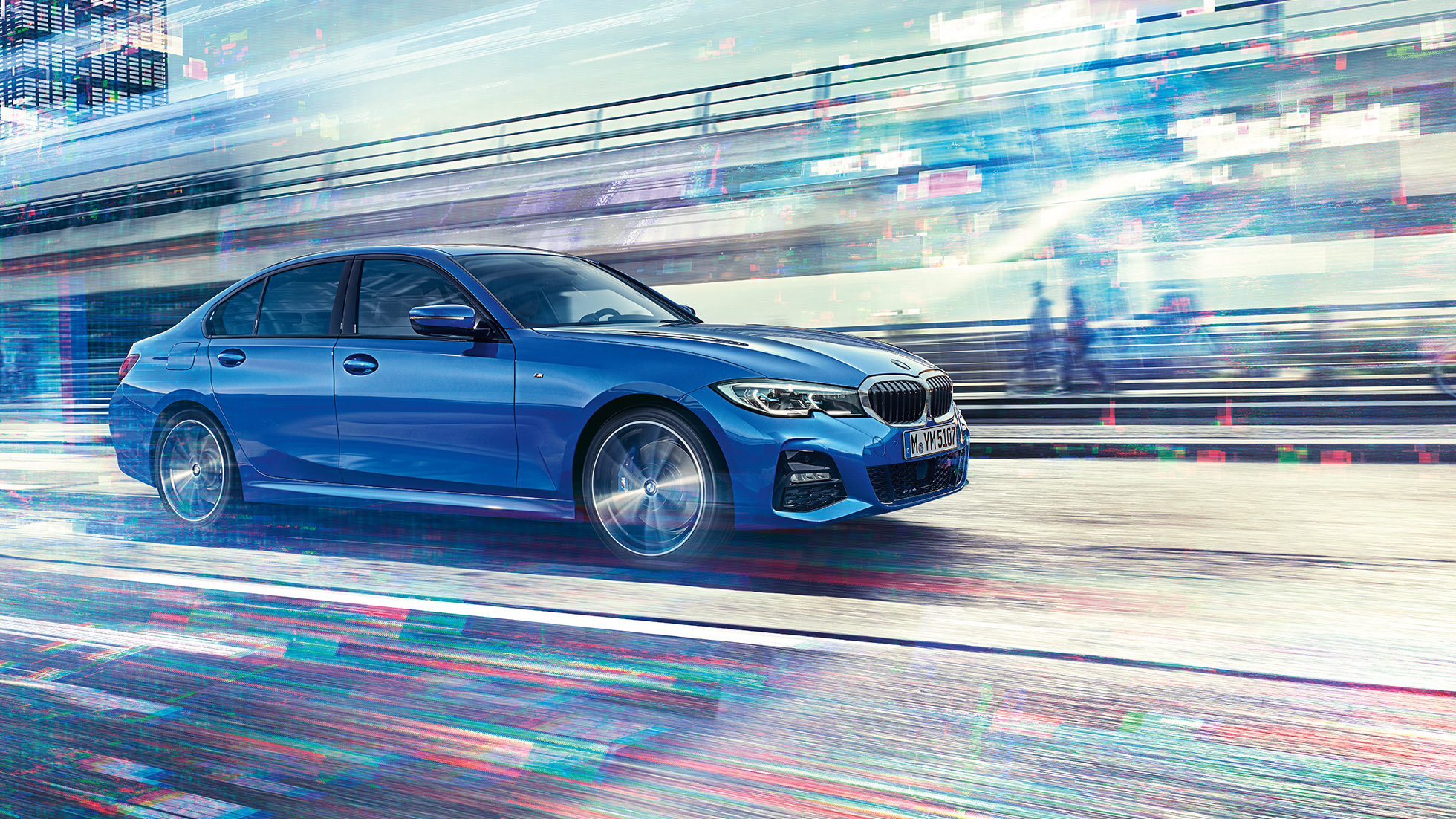 BMW řady 3 Sedan, jízdní záběr z boku. Jízdní záběr BMW řady 3 Sedan z boku ve dne v městském prostředí.