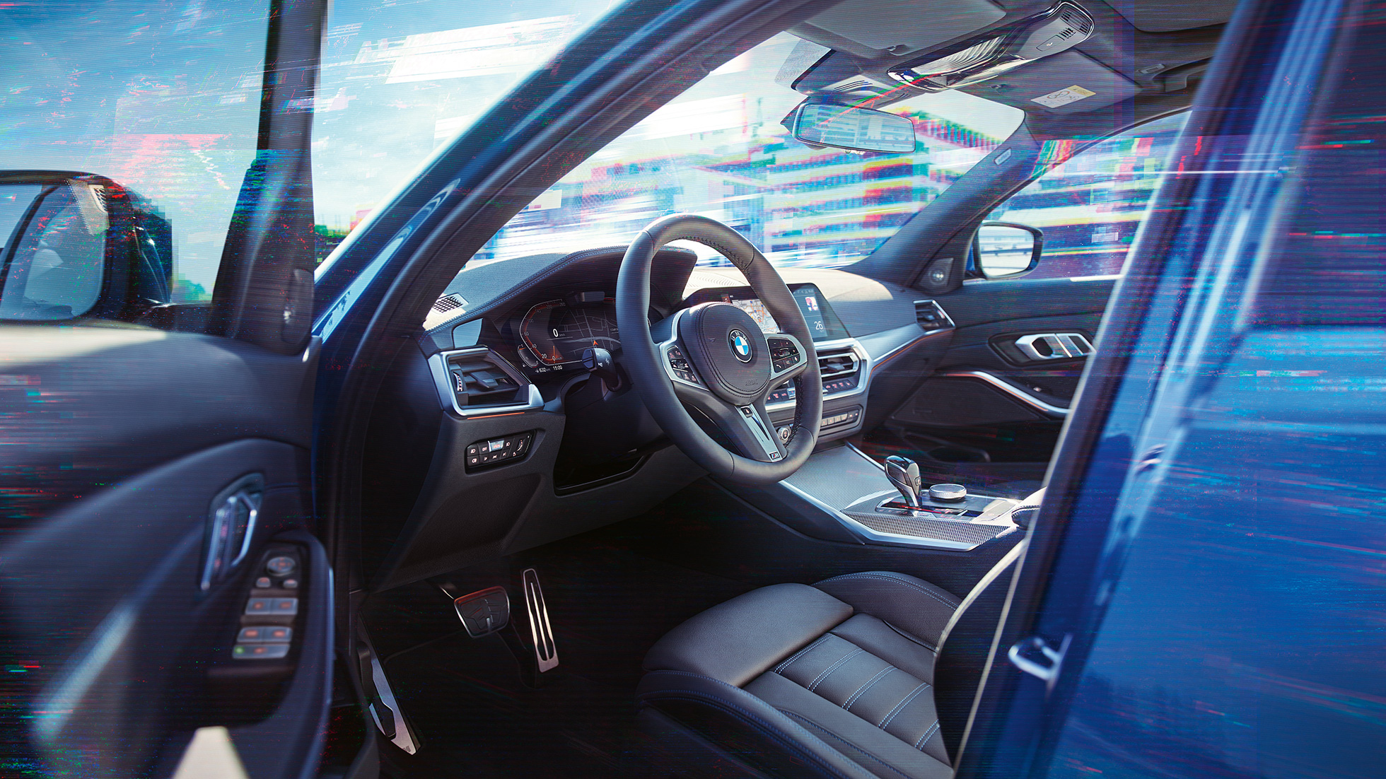 BMW řady 3 Sedan, interiér. Detailní záběr na řidičovo místo v interiéru BMW řady 3 Sedan.