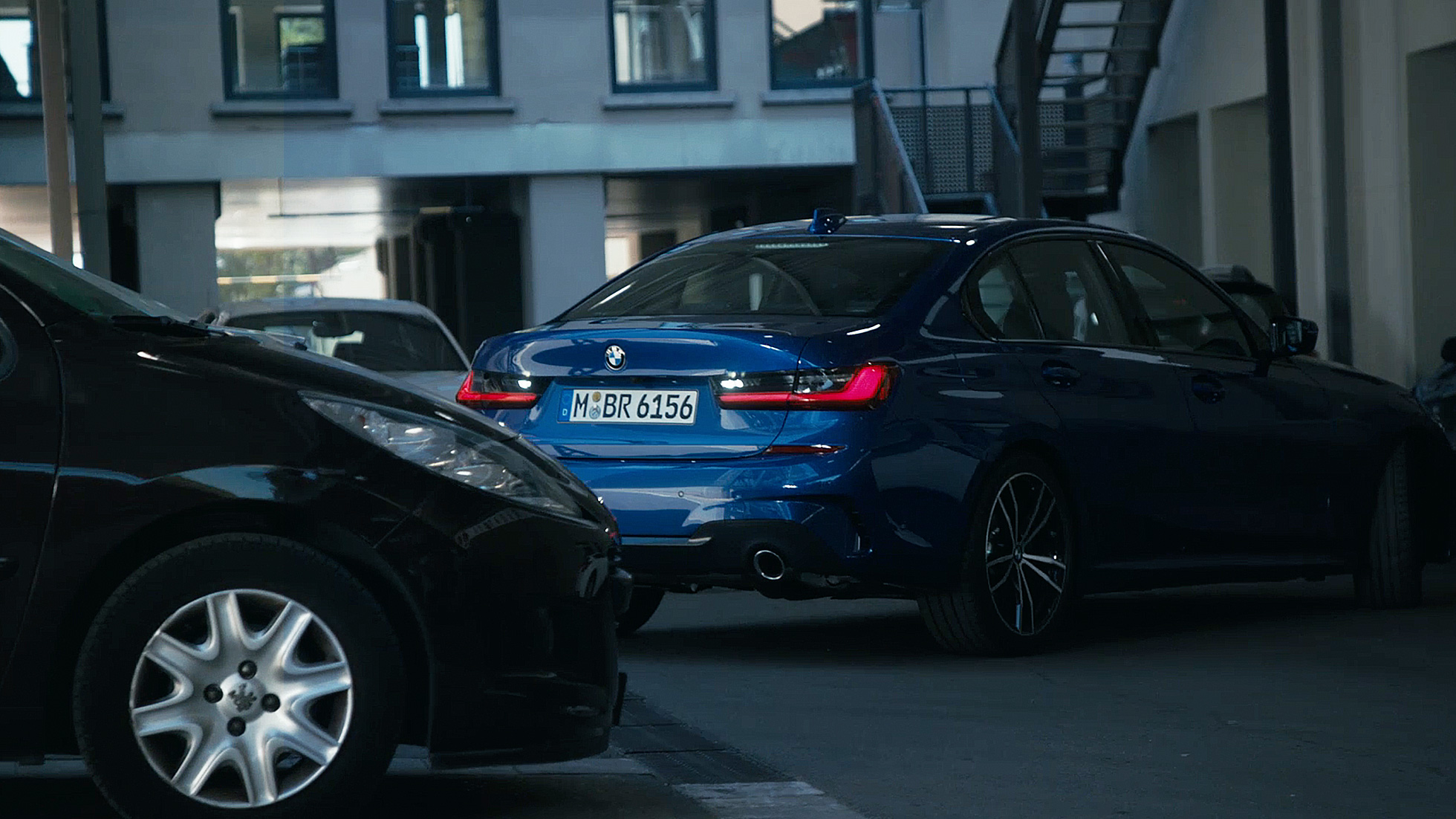 BMW řady 3 Sedan, couvací asistent. Detailní záběr na displej uvnitř BMW řady 3 Sedan s couvacím asistentem.
