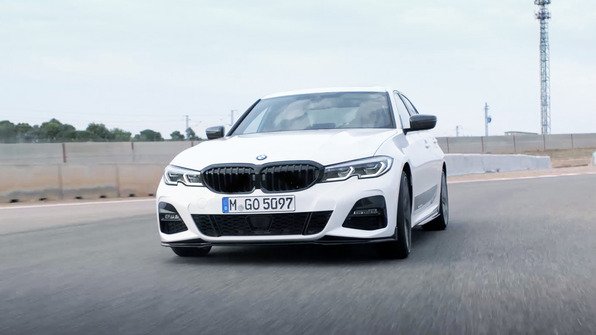 BMW řady 3 Sedan, díly M Performance Parts. Přední část nového BMW řady 3 Sedan a díly M Performance Parts.