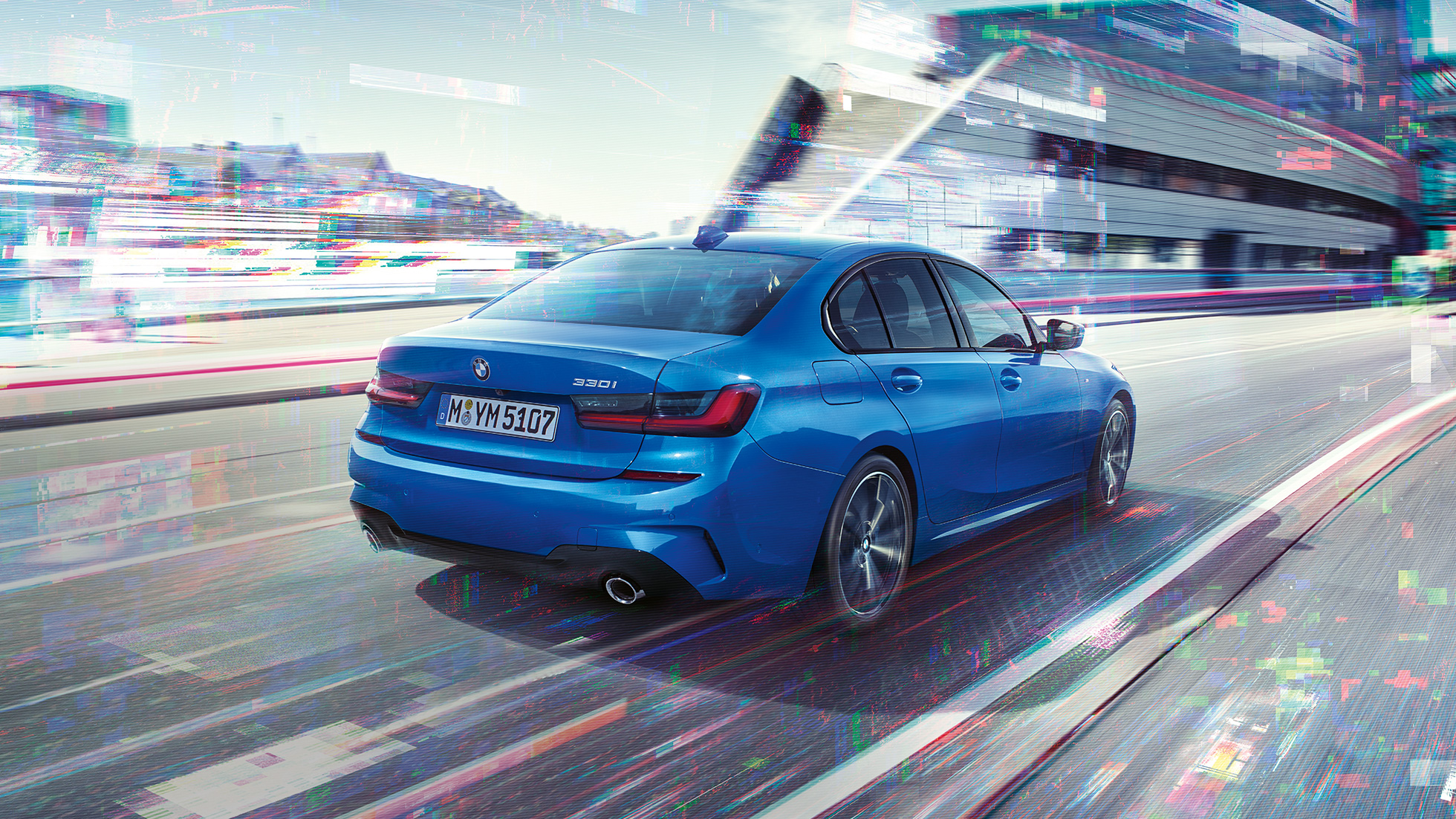 BMW řady 3 Sedan, boční pohled zezadu Zadní tříčtvrteční pohled na BMW řady 3 Sedan ve dne před městskou zástavbou.