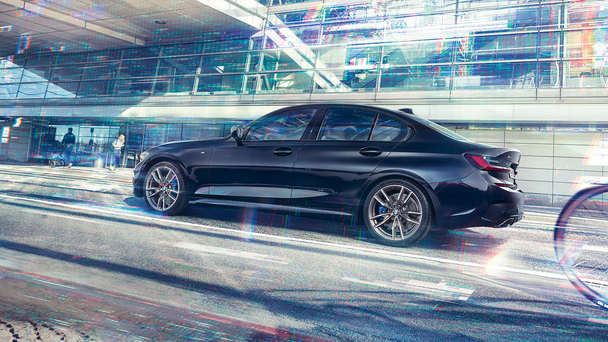 BMW řady 3 Sedan, BMW M340i xDrive. Boční pohled na BMW M340i xDrive před městskou zástavbou.