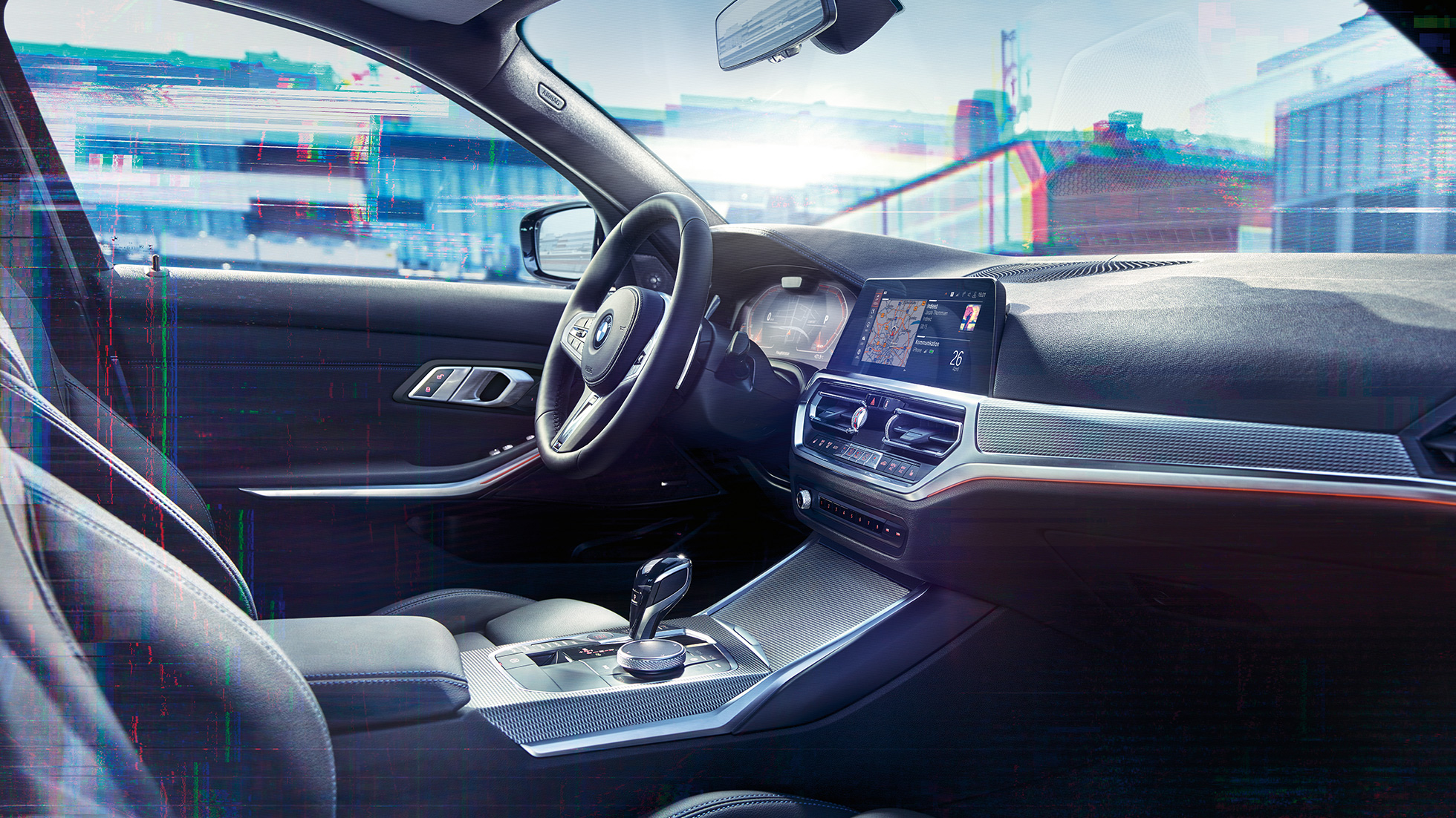 BMW řady 3 Sedan, M přístrojový panel. Blízký pohled na interiér BMW řady 3 Sedan s bočním pohledem a palubní deskou s M specifickým přístrojovým panelem.