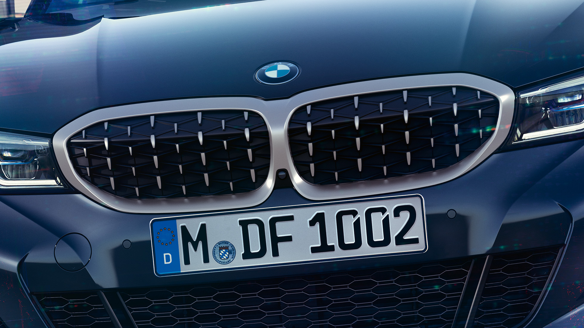 BMW řady 3 Sedan, BMW maska chladiče ve tvaru ledvinek. Blízký pohled zpředu na BMW masku chladiče ve tvaru ledvinek BMW M340i xDrive.