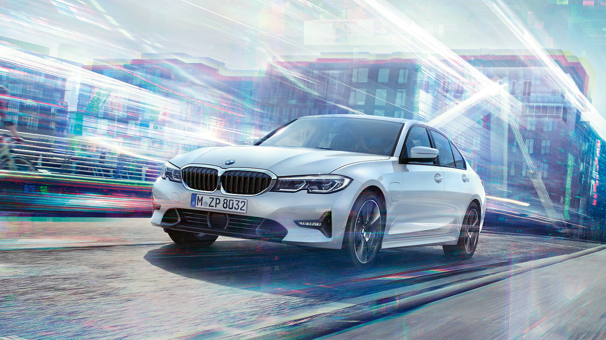 BMW řady 3 Sedan, jedoucí 330e. BMW 330e v jízdě proti městskému prostředí.