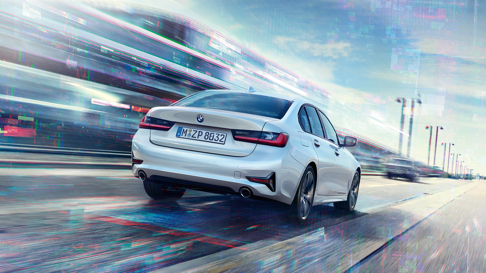 BMW řady 3 Sedan, 330e ze zadního pohledu. Tříčtvrteční pohledu zezadu na jedoucí BMW 330e.