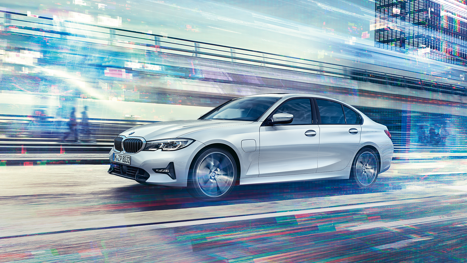 BMW řady 3 Sedan, boční pohled na jedoucí BMW 330e. Boční pohled na jedoucí BMW 330e před městskou zástavbou.