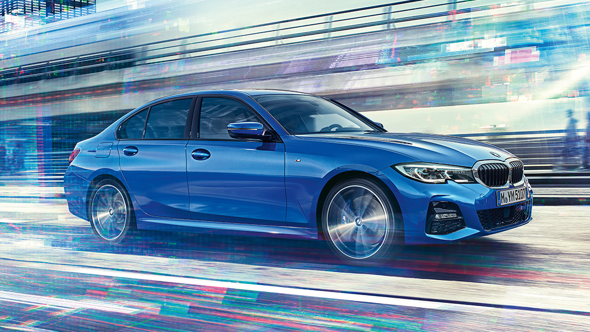 BMW řady 3 Sedan (G20), jízdní pohled z boku. Jízdní záběr na BMW řady 3 Sedan (G20) z boku ve dne v městském prostředí.