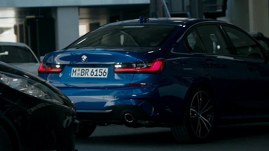 BMW řady 3 Sedan, Couvací asistent. Detail na displej palubní desky BMW řady 3 Sedan (G20) s Couvacím asistentem.