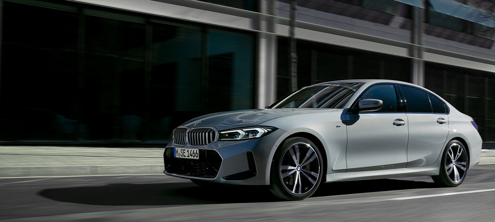 BMW řady 3 Sedan LCI G20 šedá Brooklyn Grey pohled z boku statický před zdí