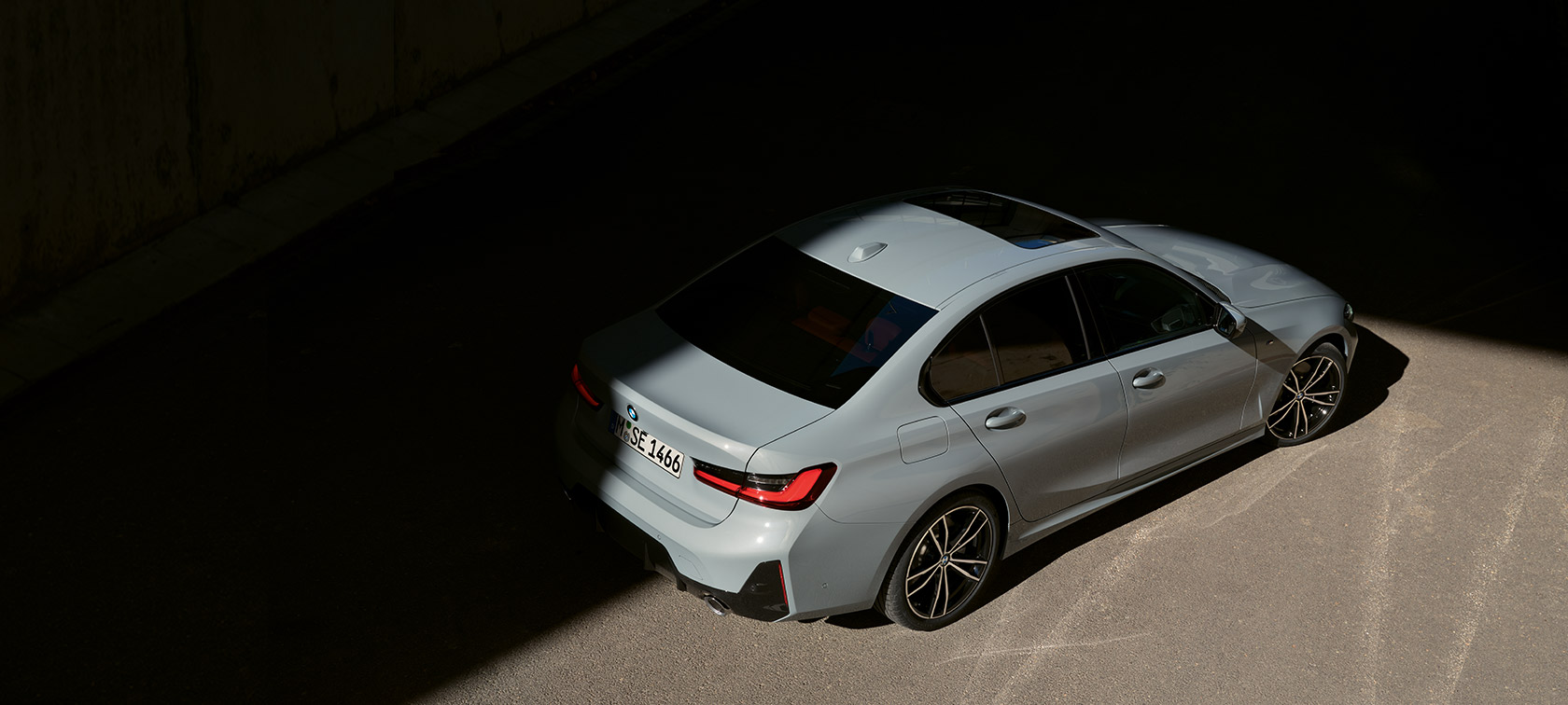 BMW řady 3 Sedan LCI G20 šedá Brooklyn Grey tříčtvrteční statický pohled zezadu shora BMW řady 3 Sedan LCI G20 tříčtvrteční statický pohled zezadu shora