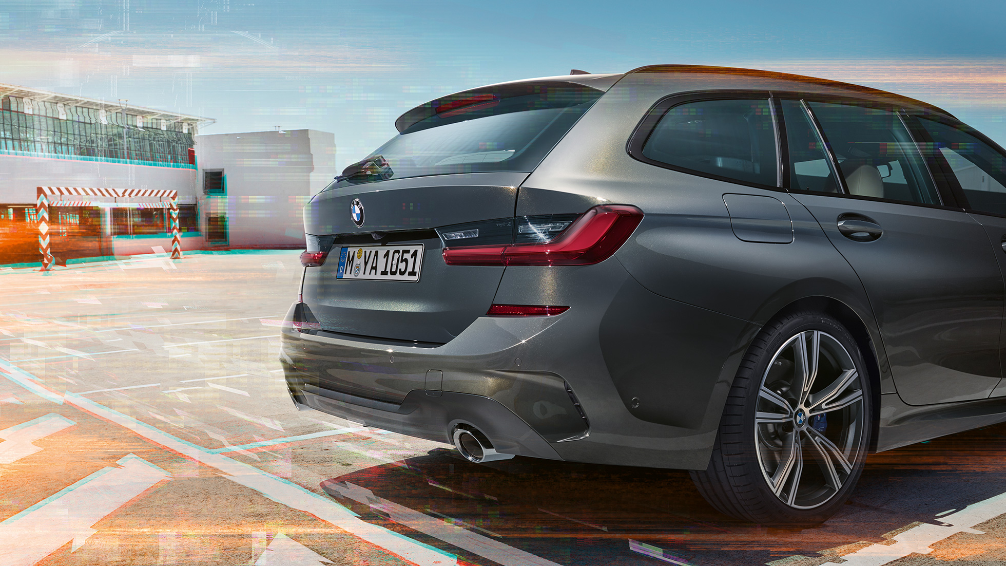 BMW řady 3 Touring, tříčtvrteční pohled zezadu na parkovací místo BMW řady 3 Touring, tříčtvrteční pohled zezadu na parkovací místo v městském prostředí