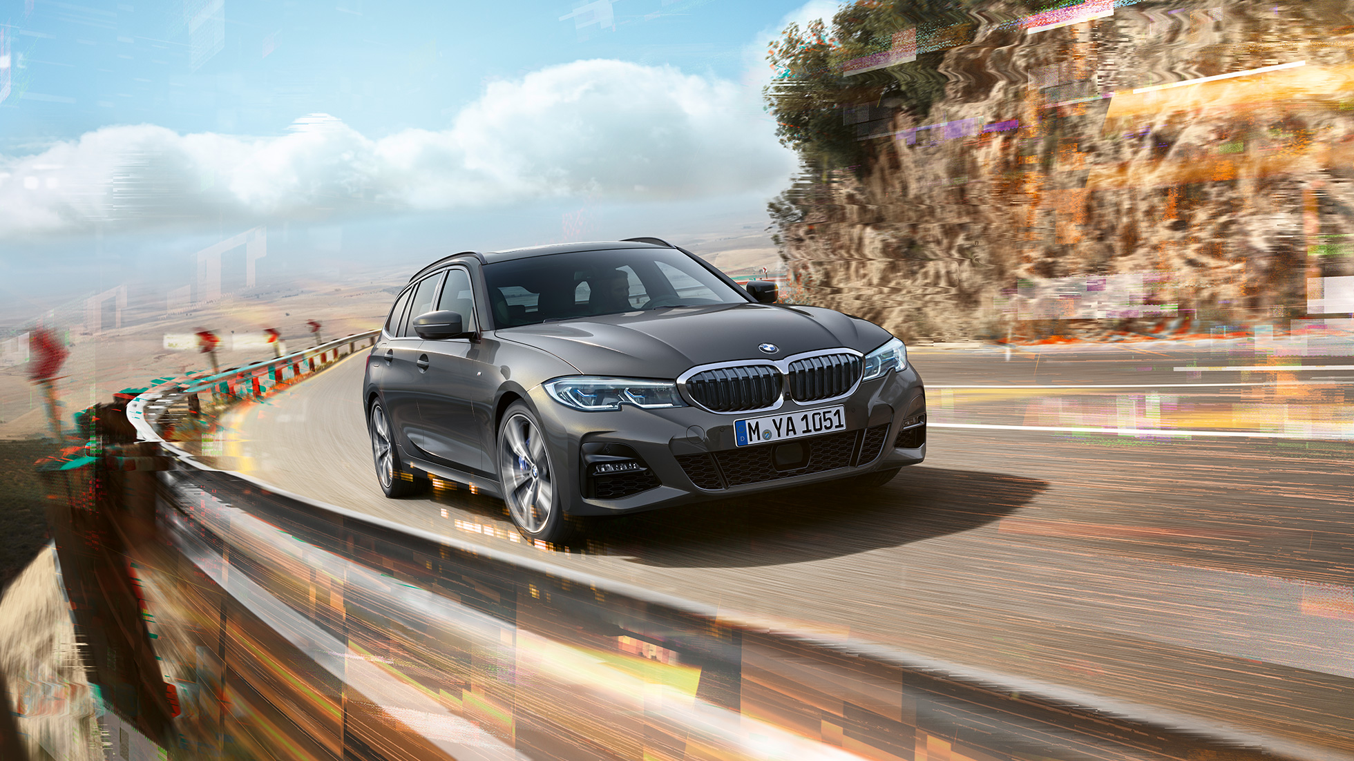 BMW řady 3 Touring, tříčtvrteční jízdní záběr zepředu BMW řady 3 Touring, tříčtvrteční jízdní záběr zepředu na mostě ve venkovském prostředí