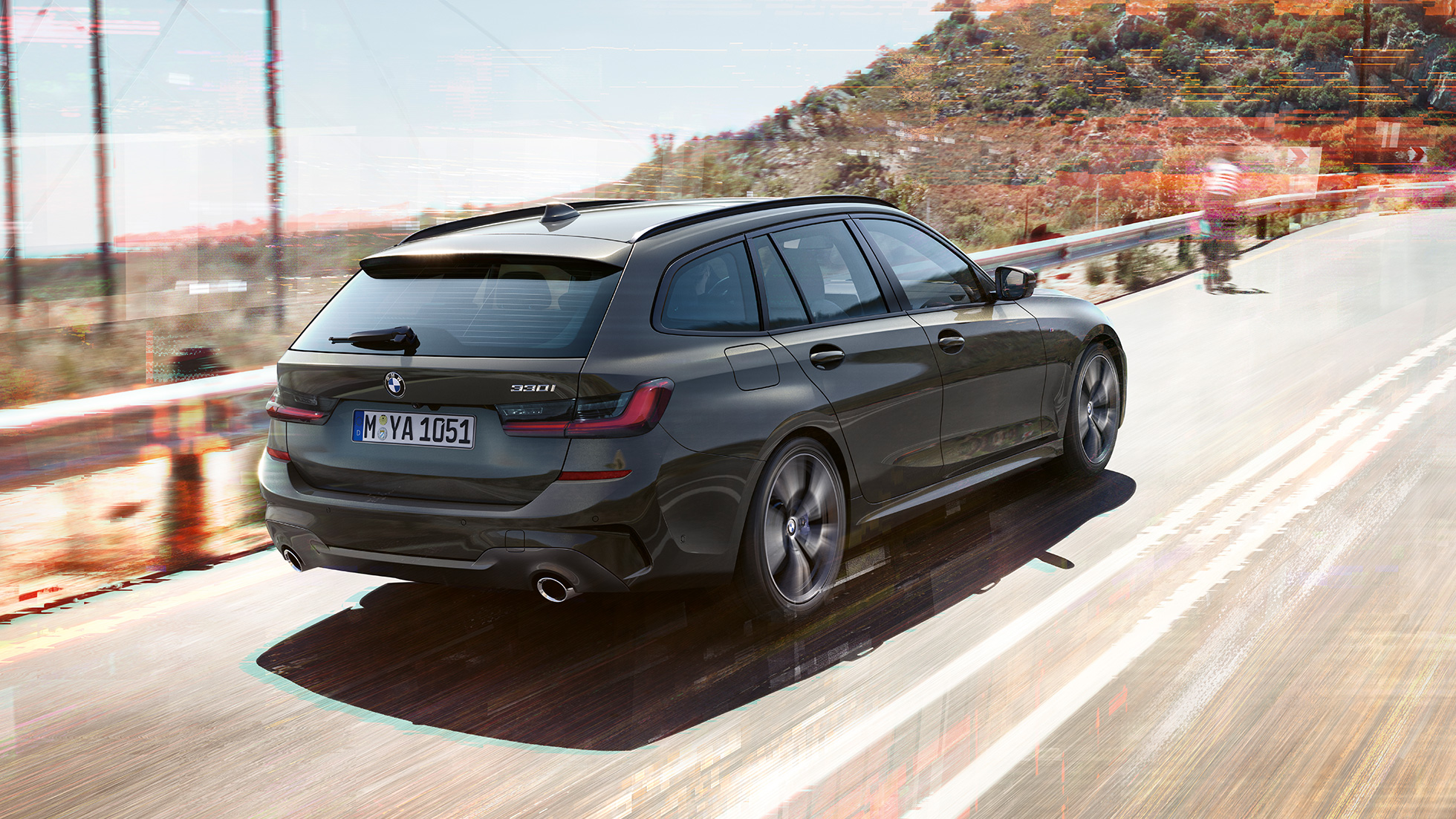 BMW řady 3 Touring, tříčtvrteční jízdní záběr zezadu BMW řady 3 Touring, tříčtvrteční jízdní záběr zezadu na mostě ve venkovském prostředí