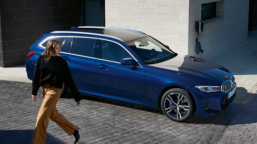 BMW řady 3 Touring Financial Services tříčtvrteční pohled z boku BMW řady 3 Touring Financial Services tříčtvrteční pohled z boku s modelem