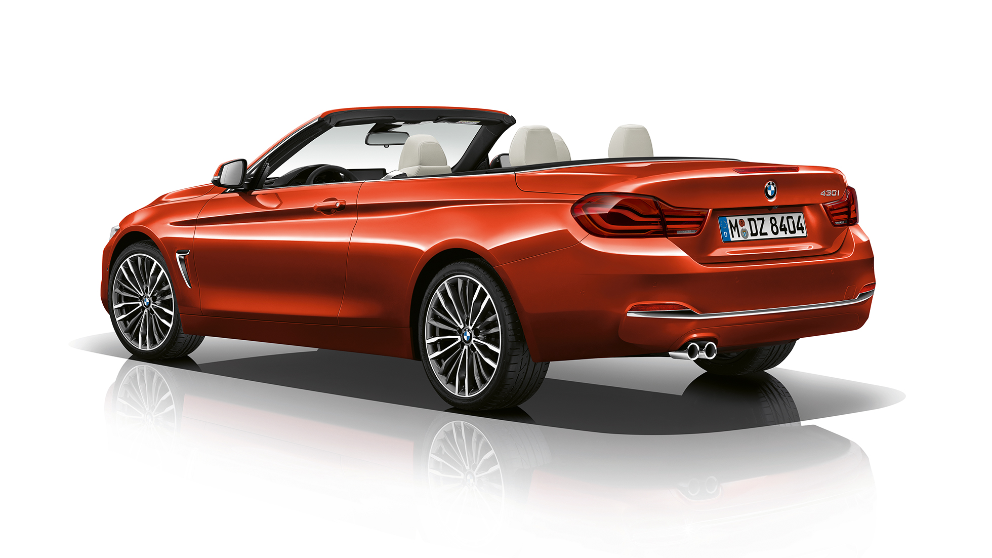 BMW řady 4 Cabrio, tříčtvrteční pohled zezadu na Model Luxury Line BMW řady 4 Cabrio, tříčtvrteční pohled zezadu na Model Luxury Line