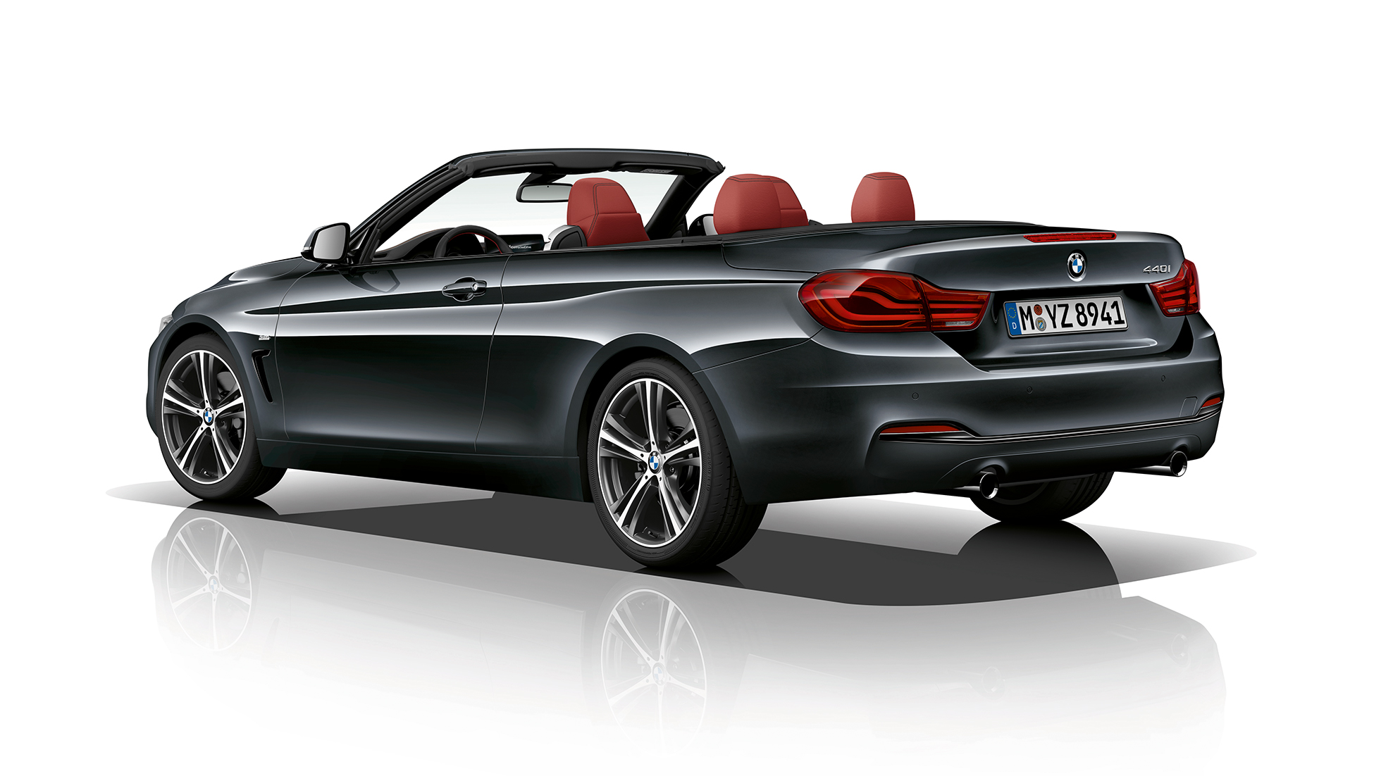 BMW řady 4 Cabrio, tříčtvrteční pohled zezadu na Model Sport Line BMW řady 4 Cabrio, tříčtvrteční pohled zpředu na Model Sport Line