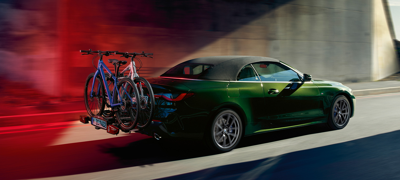 Tříčtvrteční pohled zezadu BMW zadní držák kol Pro 2.0 BMW řady 4 Cabrio G23 2020 BMW řady 4 Cabrio G23 v metalickém laku Sanremo Green (zelená) 2020 tříčtvrteční pohled zezadu BMW zadní držák kol Pro 2.0