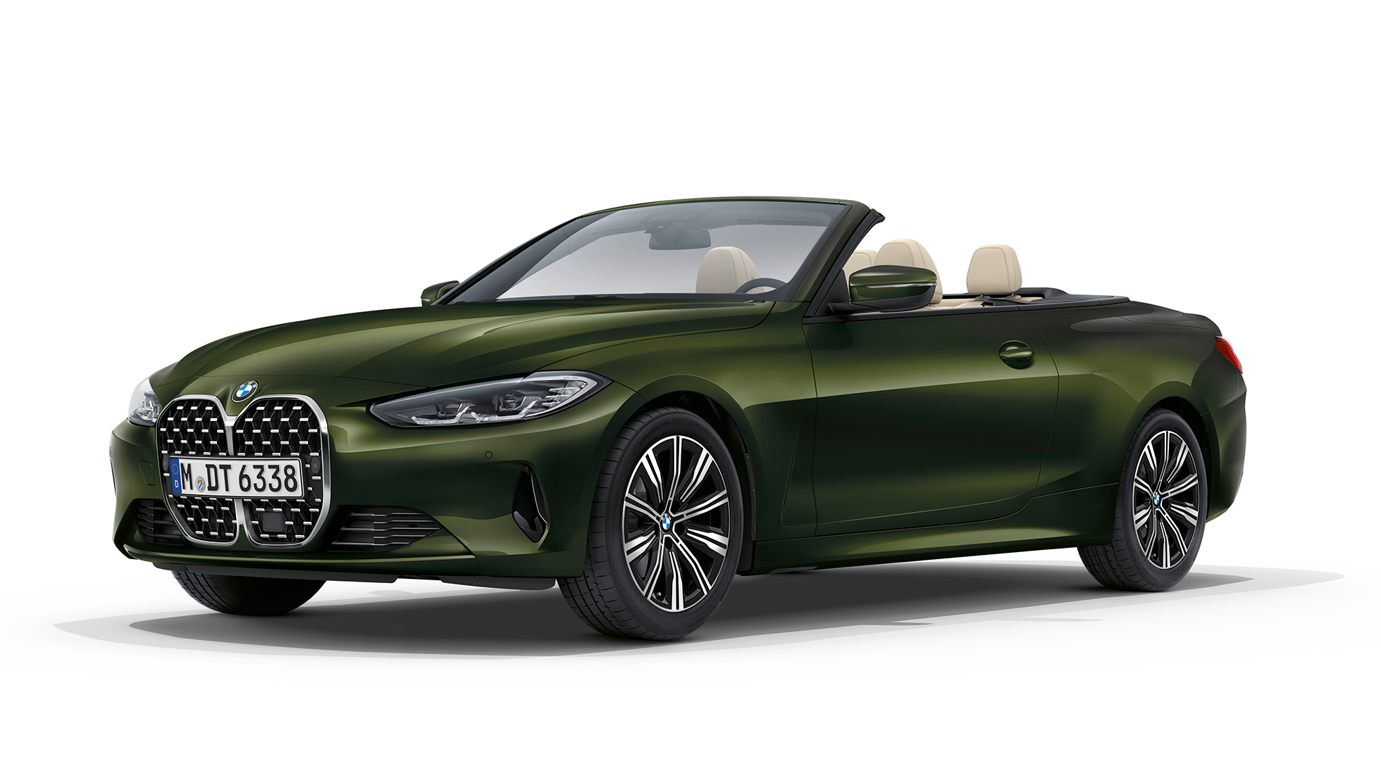 Tříčtvrteční pohled zepředu BMW řady 4 Cabrio Model M Sport G23 2020 BMW řady 4 Cabrio G23 2020 Model M Sport metalický lak Sanremo Green (zelená) tříčtvrteční pohled zepředu